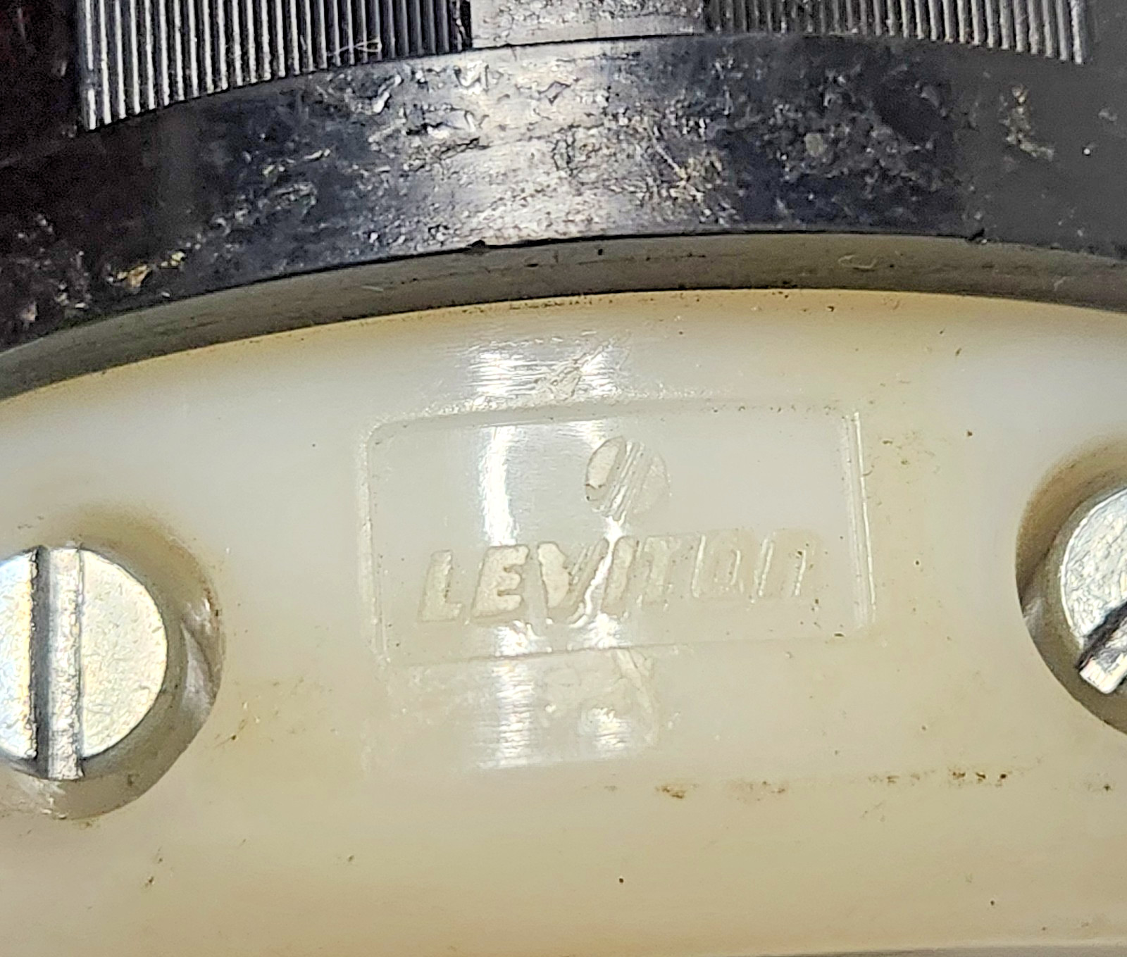 LEVITON NEMA L15-20 MALE 20A-250V 30 LOCKING ELECTRICAL CONNECTOR PLUG