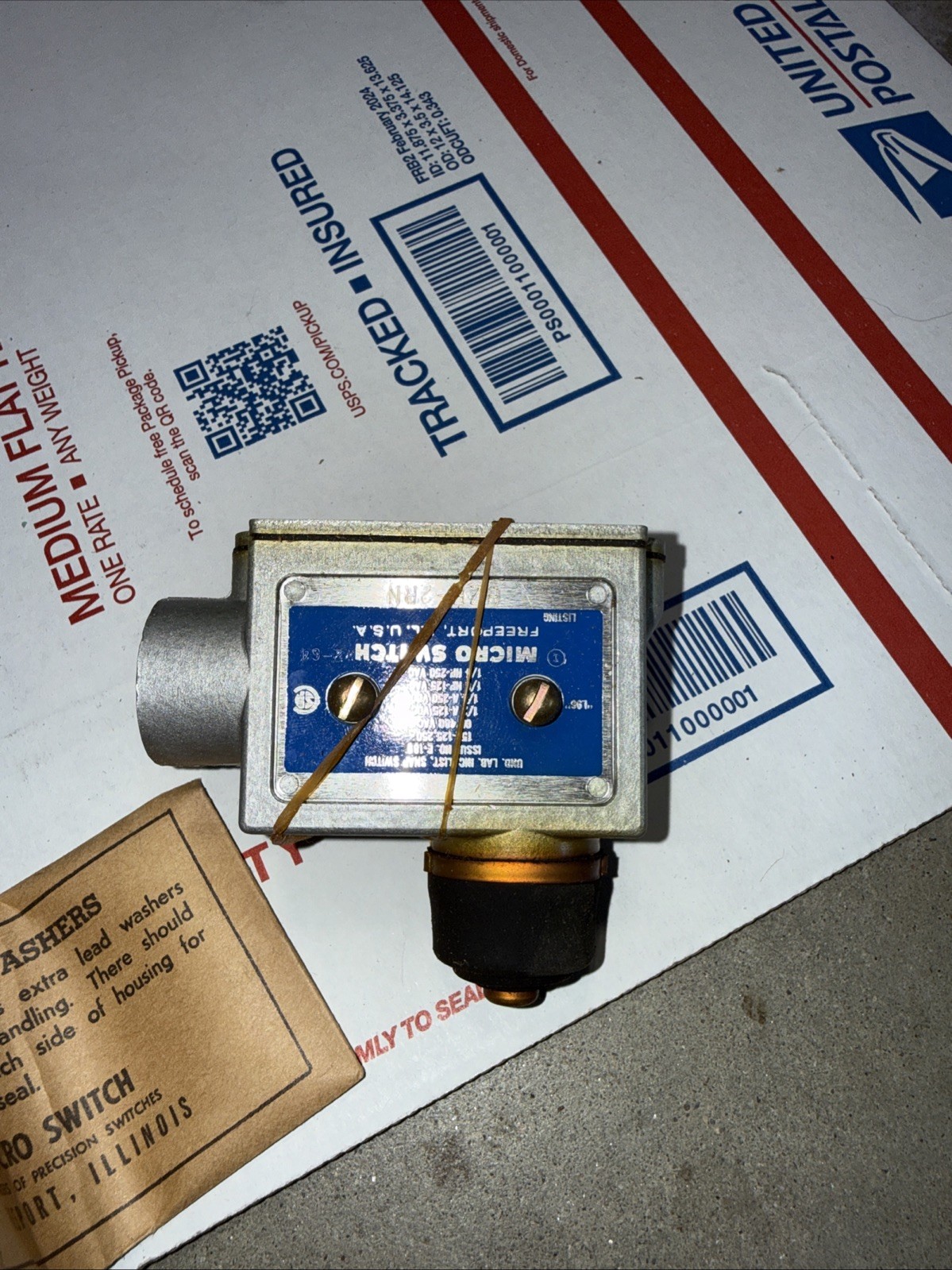 Old Stock New BZE6-2RN LIMIT SWITCH for HONEYWELL MICROSWITCH BZE62RN
