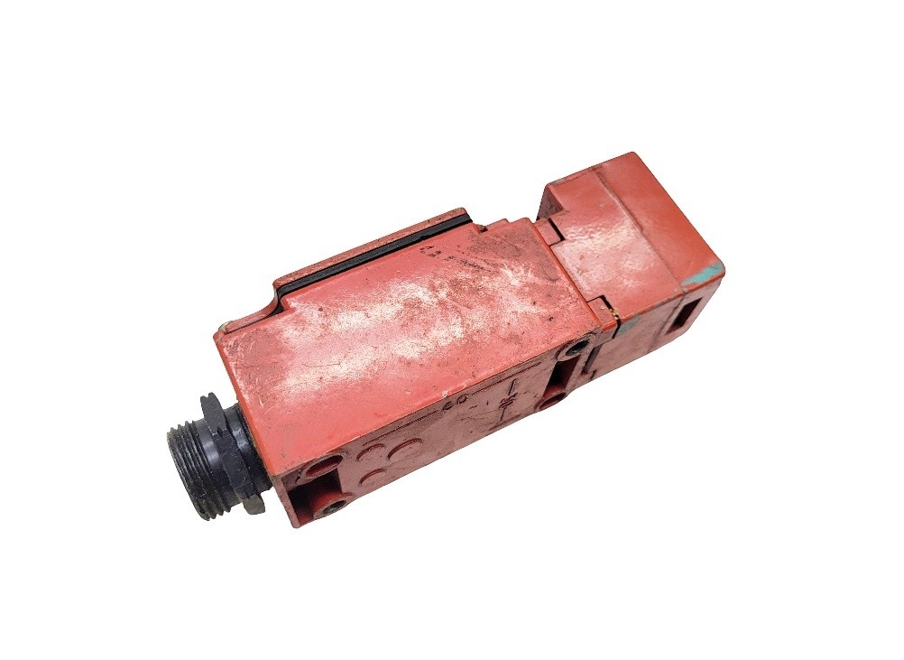 TELEMECANIQUE XCKJ-5970-547 LIMIT SWITCH W/ XCK-J59 RECEPTACLE XCK-J…H7