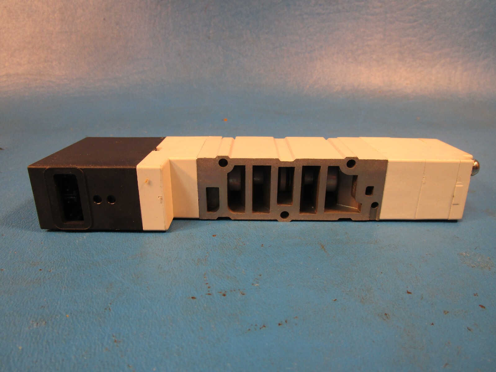 SMC VQ4501-3B Valve, 3 Position, Plug-in, VQ4000 VALVE, SOL 4/5-PORT