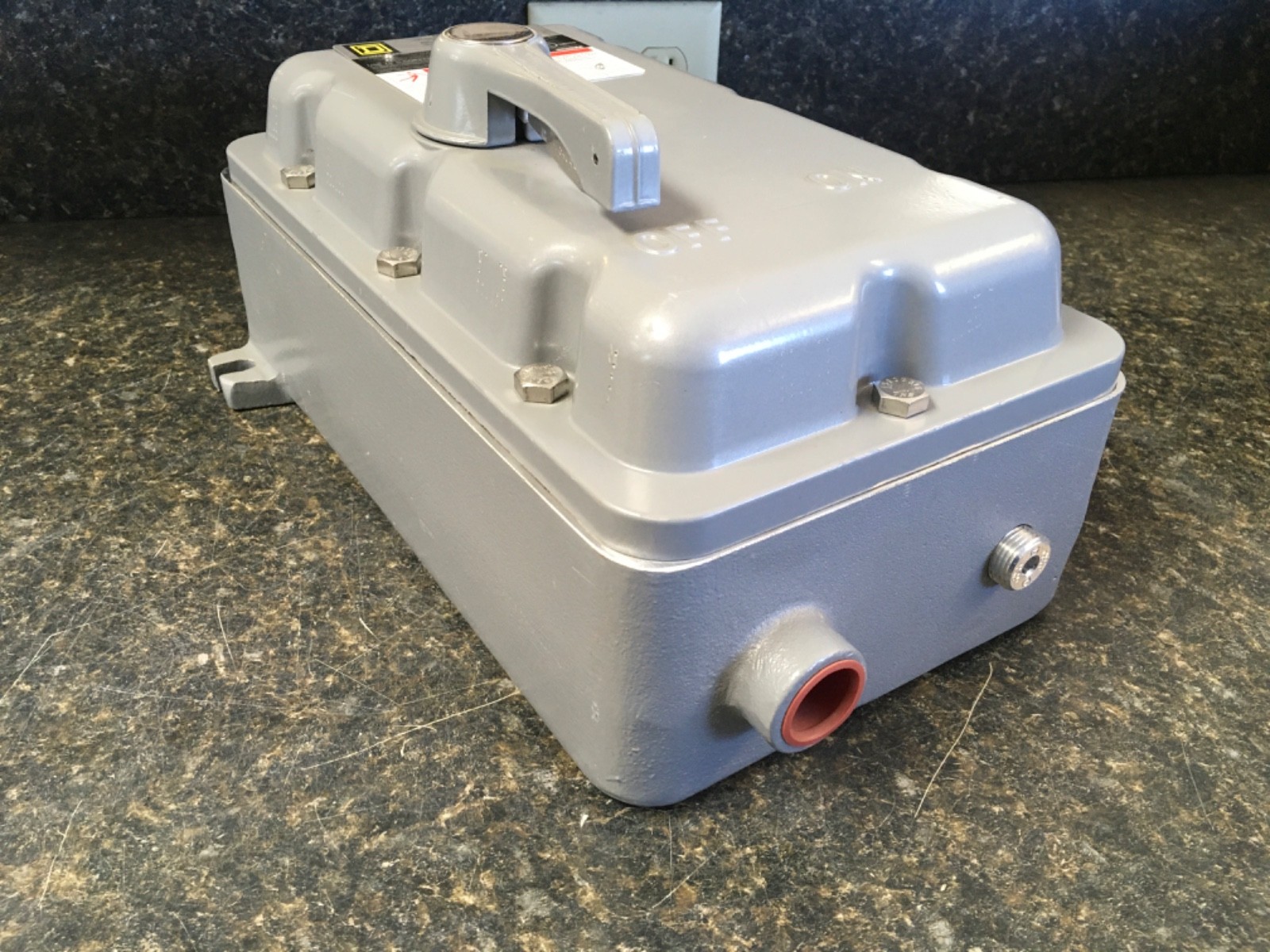 SQUARE D H60XFA1212 ENCLOSED SWITCH RAINTIGHT 600VAC/250VDC MAX 3 POLES