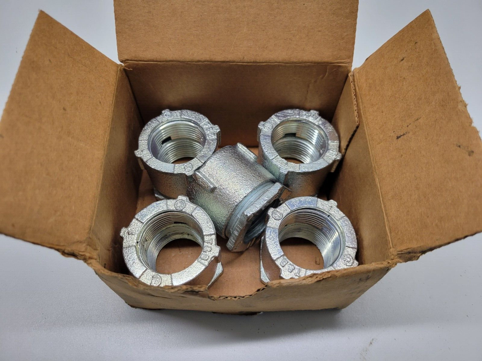 LOT OF (5) NEW OLD STOCK! THOMAS&BETTS 1″ ERICKSON (R) COUPLINGS 677