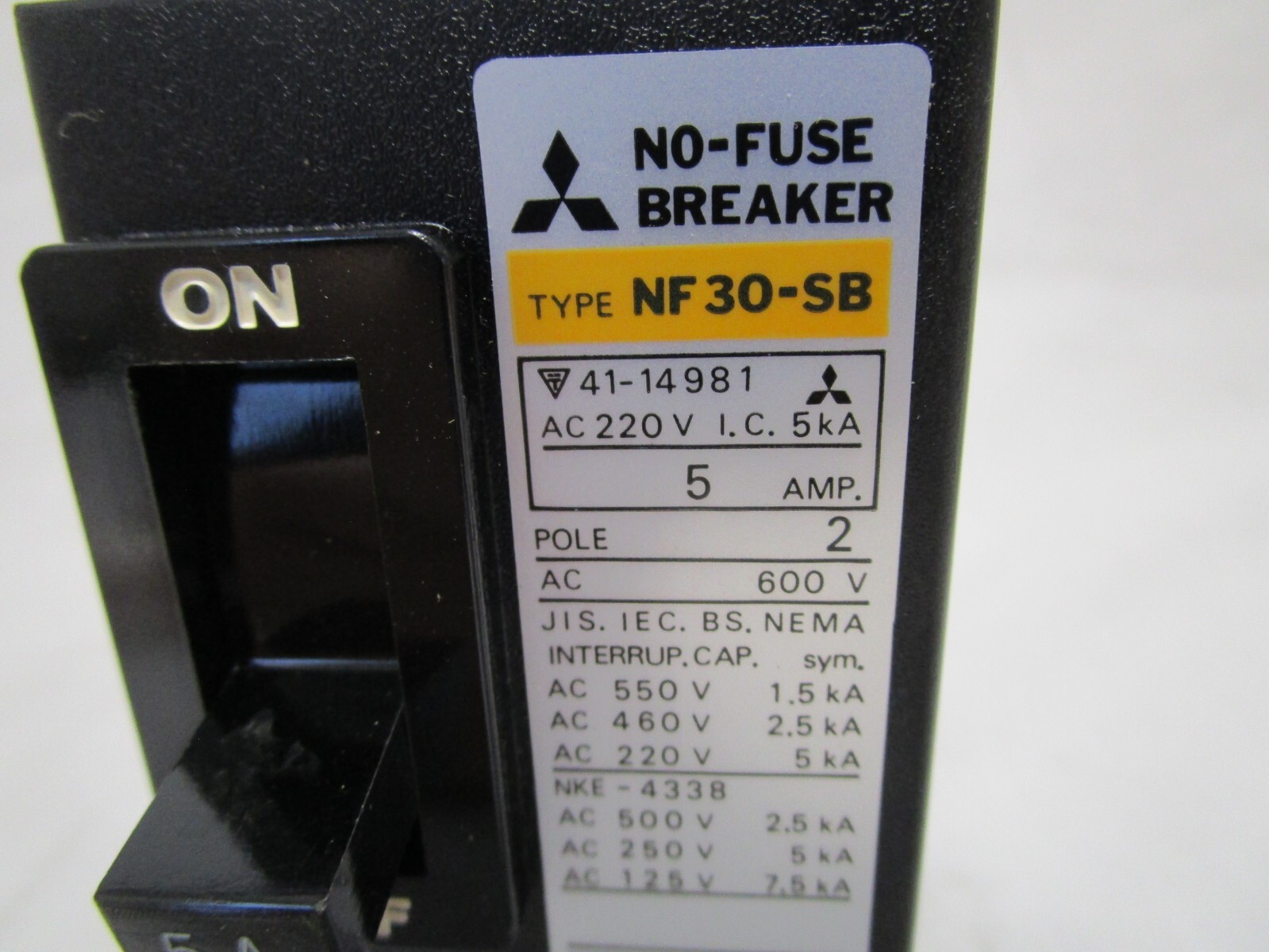NEW MITSUBISHI NF30-SB NO-FUSE CIRCUIT BREAKER 2P 600V 5A