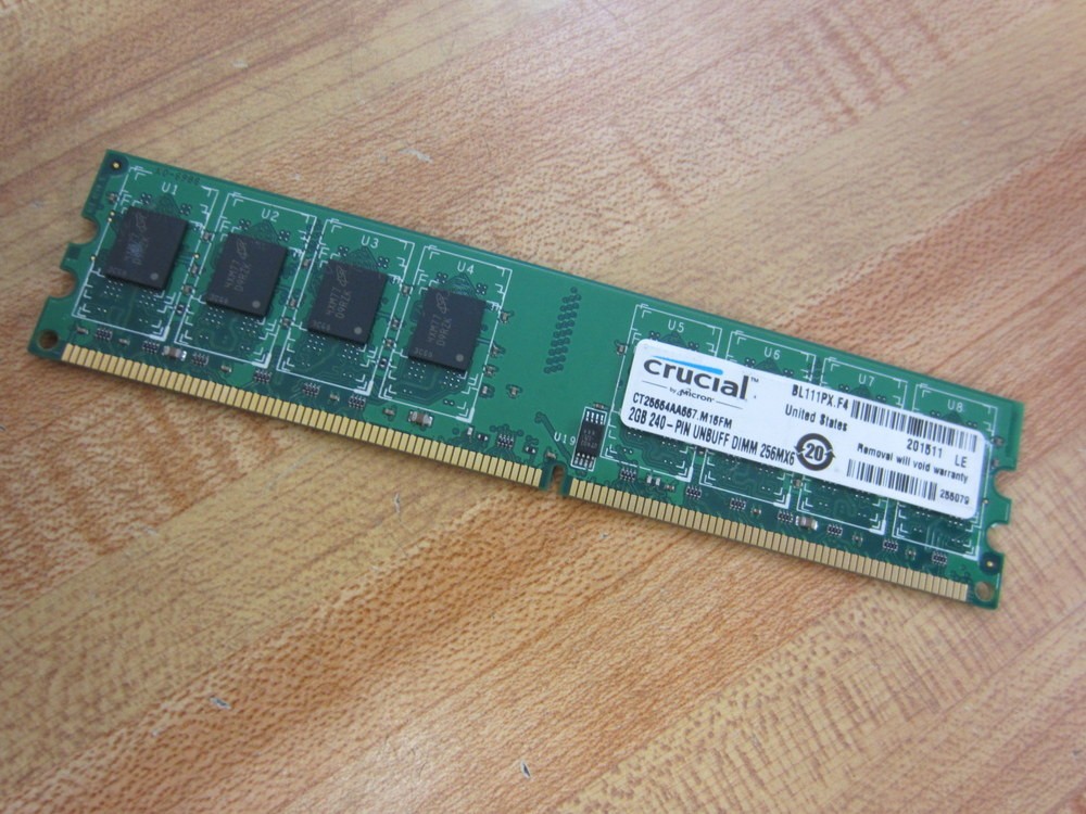 Crucial CT25664AA667.M16FM 2GB DDR2-667MHz DIMM Memory PC2-5300