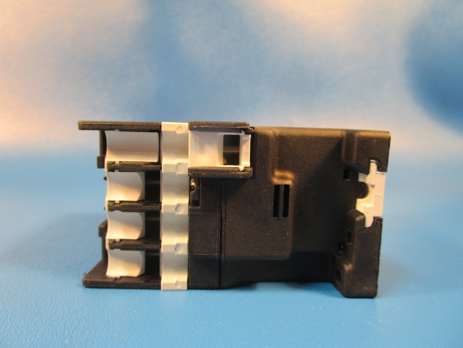 Moeller DIL00M, CONTACTOR, 20 AMP, 3 POLE, NORMALLY OPEN, 3 HP@230 VAC, 5 HP@460