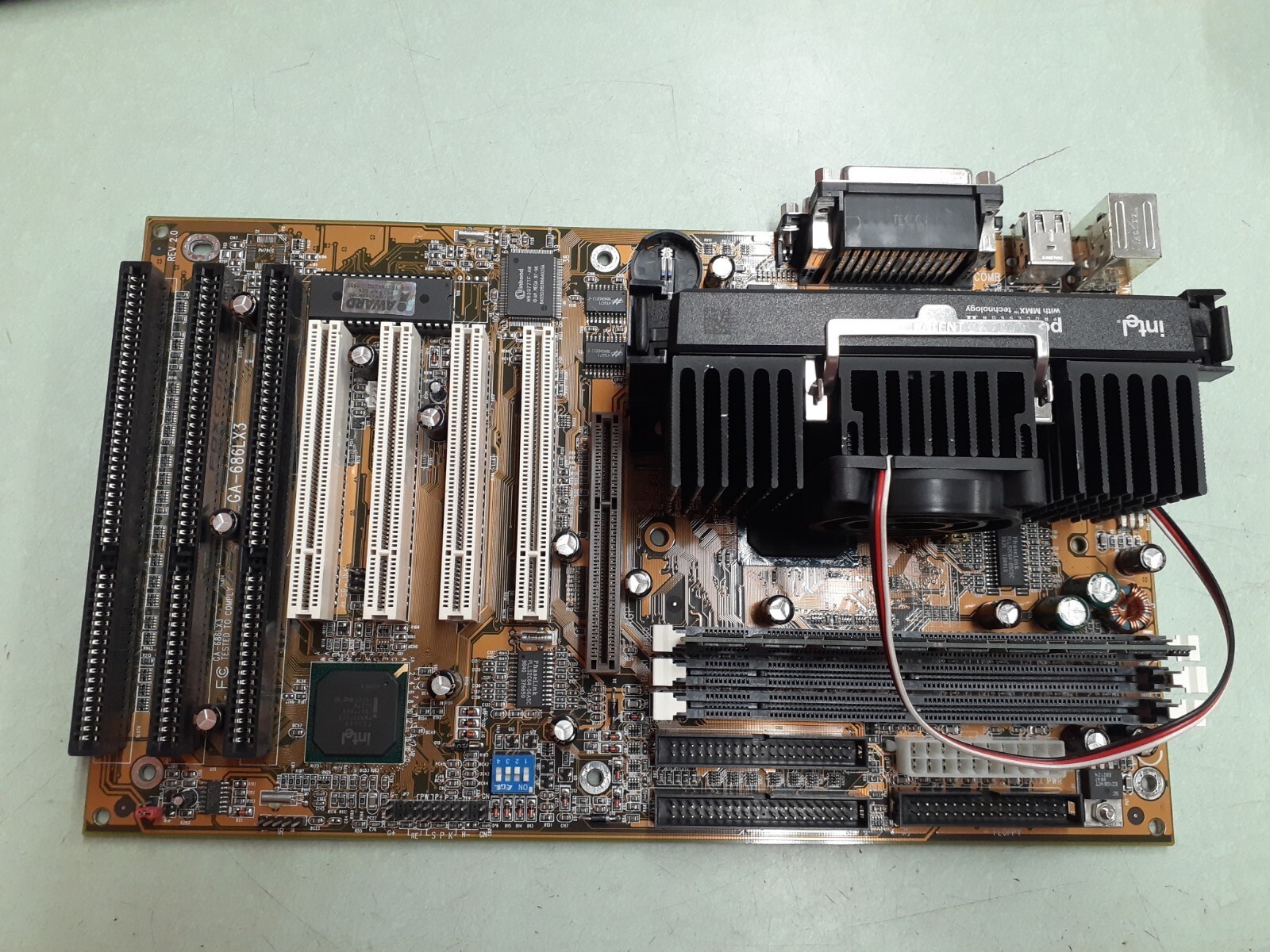 Gigabyte GA-686LX3 Desktop ATX Motherboard / SL2TV / 16X64 PC100-222-620 Memory