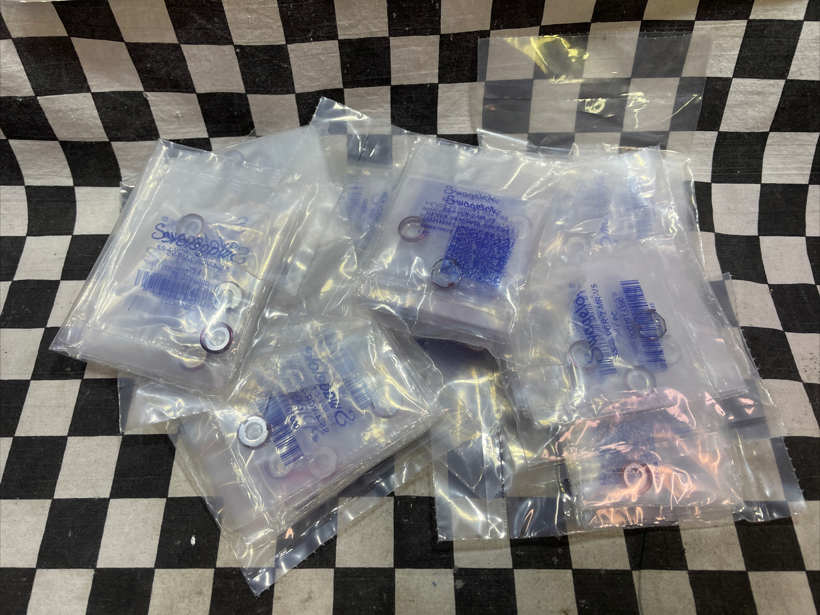SWAGELOK SS-4-VCR-2-MR-VS, Face Seal Fitting 1/4″ LOT OF 100, SHIPSAMEDAY#1472W6