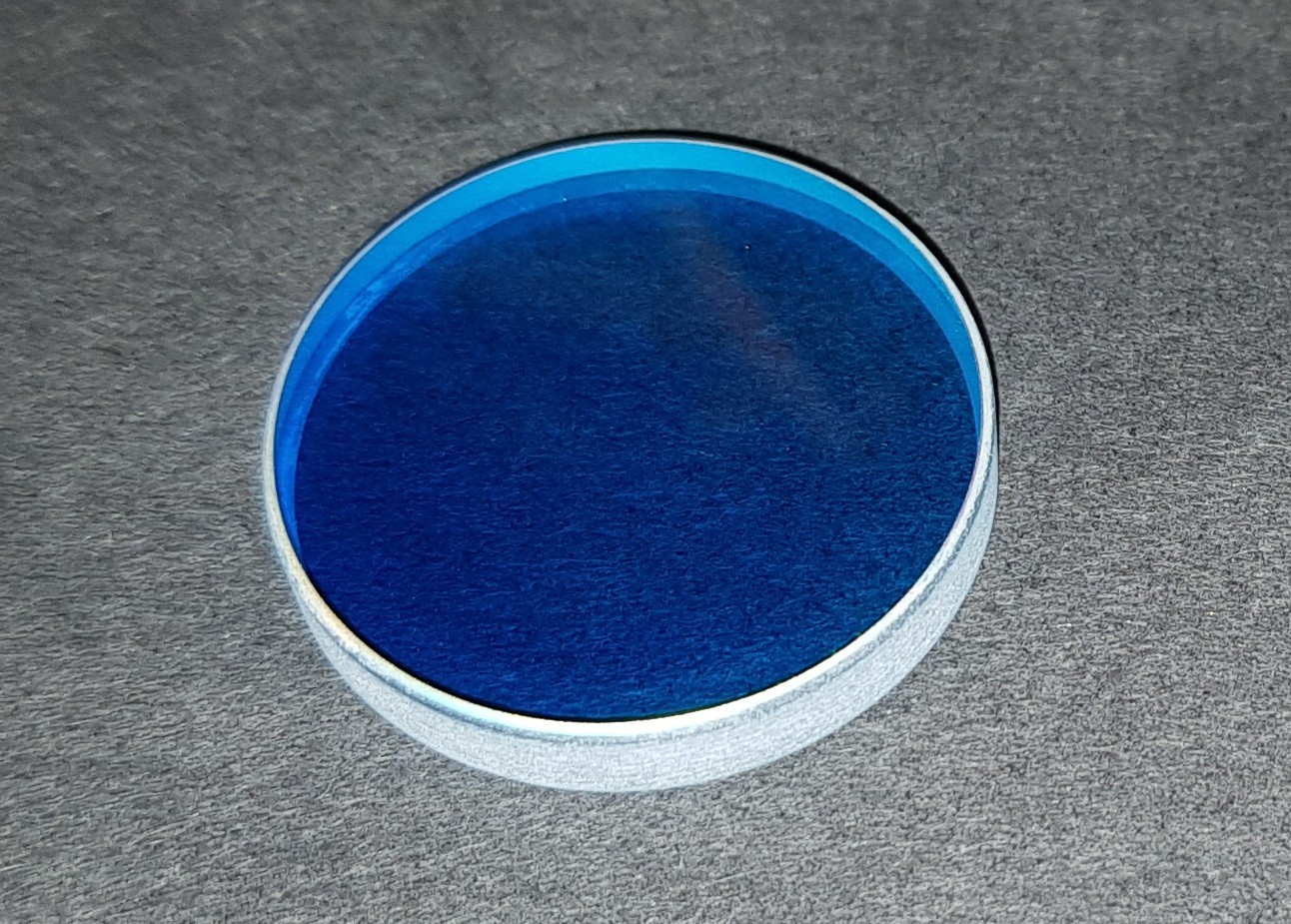 Dielectric HR Mirror R~99.9% @ 625–760nm – matte rear surface. Ø25 x 4mm