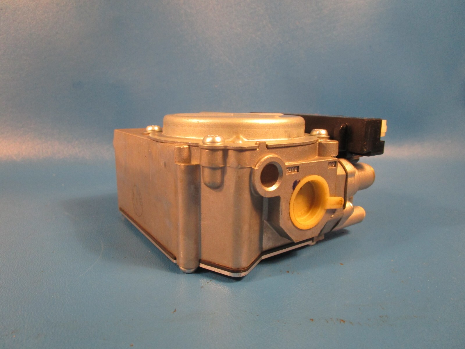 EMERSON VAL09030, Rodgers 36J54-201 Manifold Gas Valve, 1/2IN INLET, 1/2IN OUTLE
