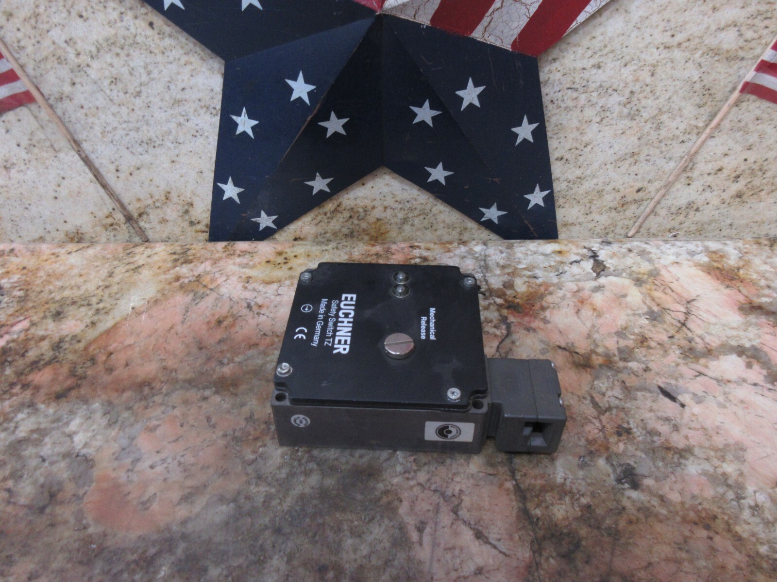 EUCHNER TZ1RE110M ID. NR. 083161 EN 60947-5-1 LIMIT INTERLOCK SWITCH