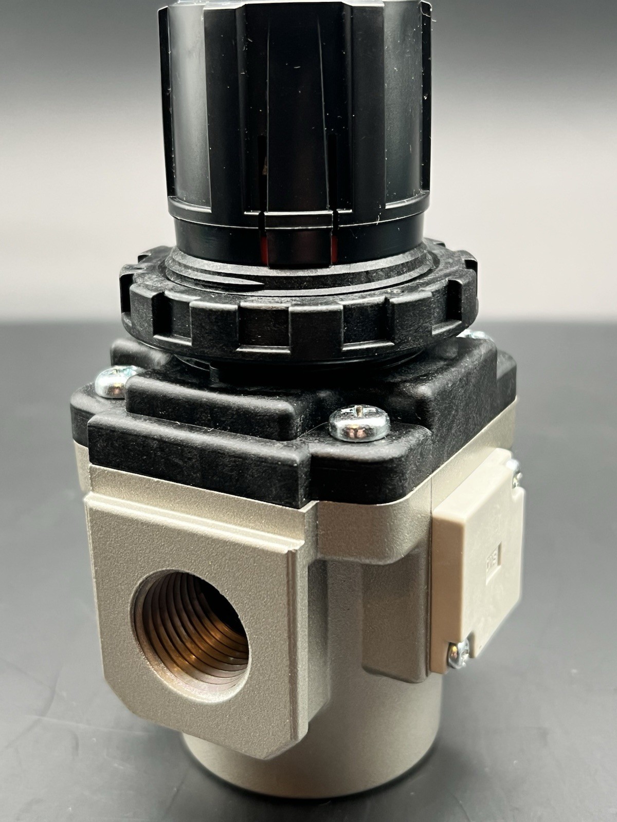 New-SMC AR40-N04-Z PNEUMATIC REGULATOR 7 VAC 125 PSI