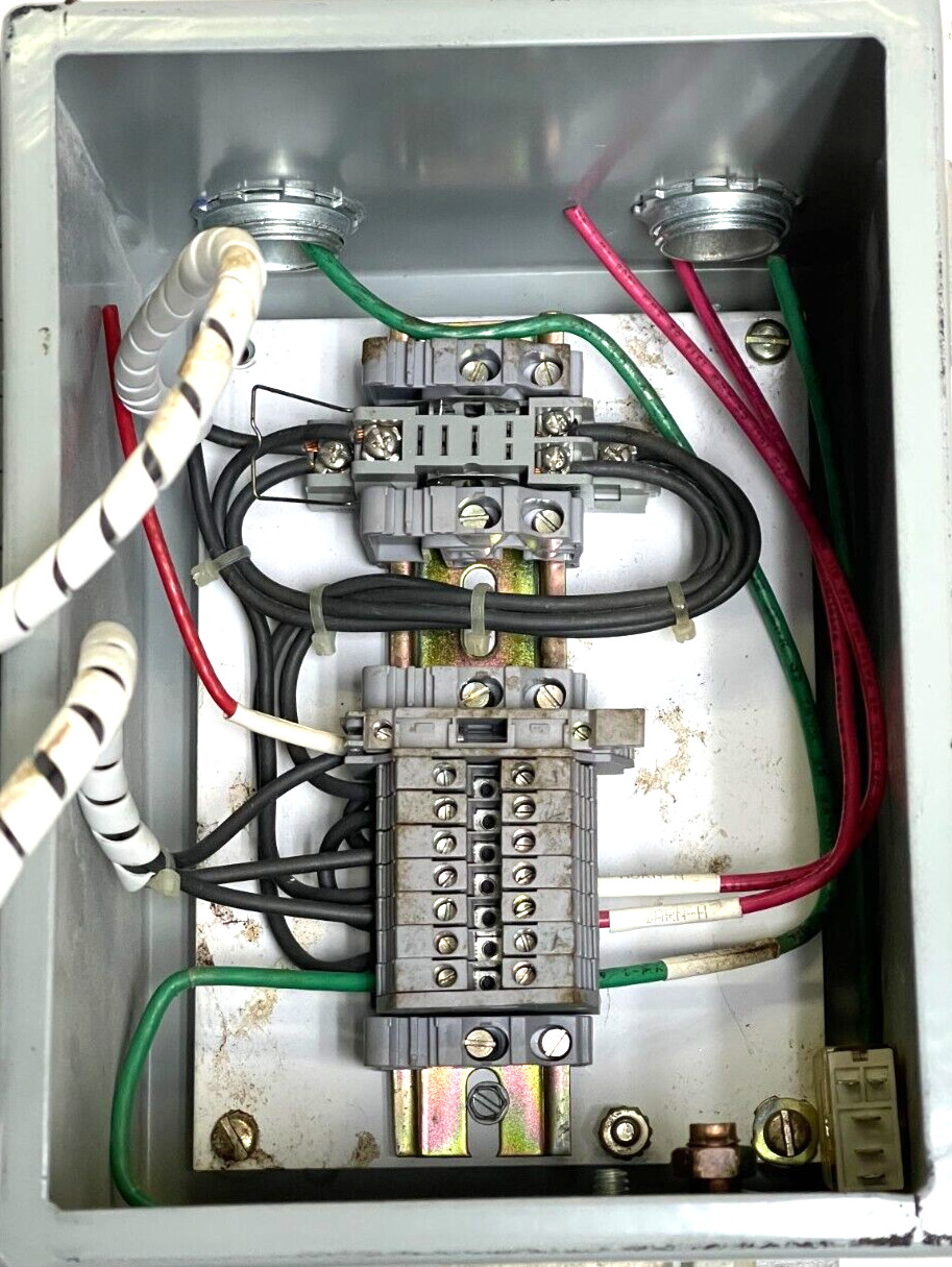 HOFFMAN 8″ NOMINAL SCREW DOWN WALL MOUNT A8066CH ENCLOSURE