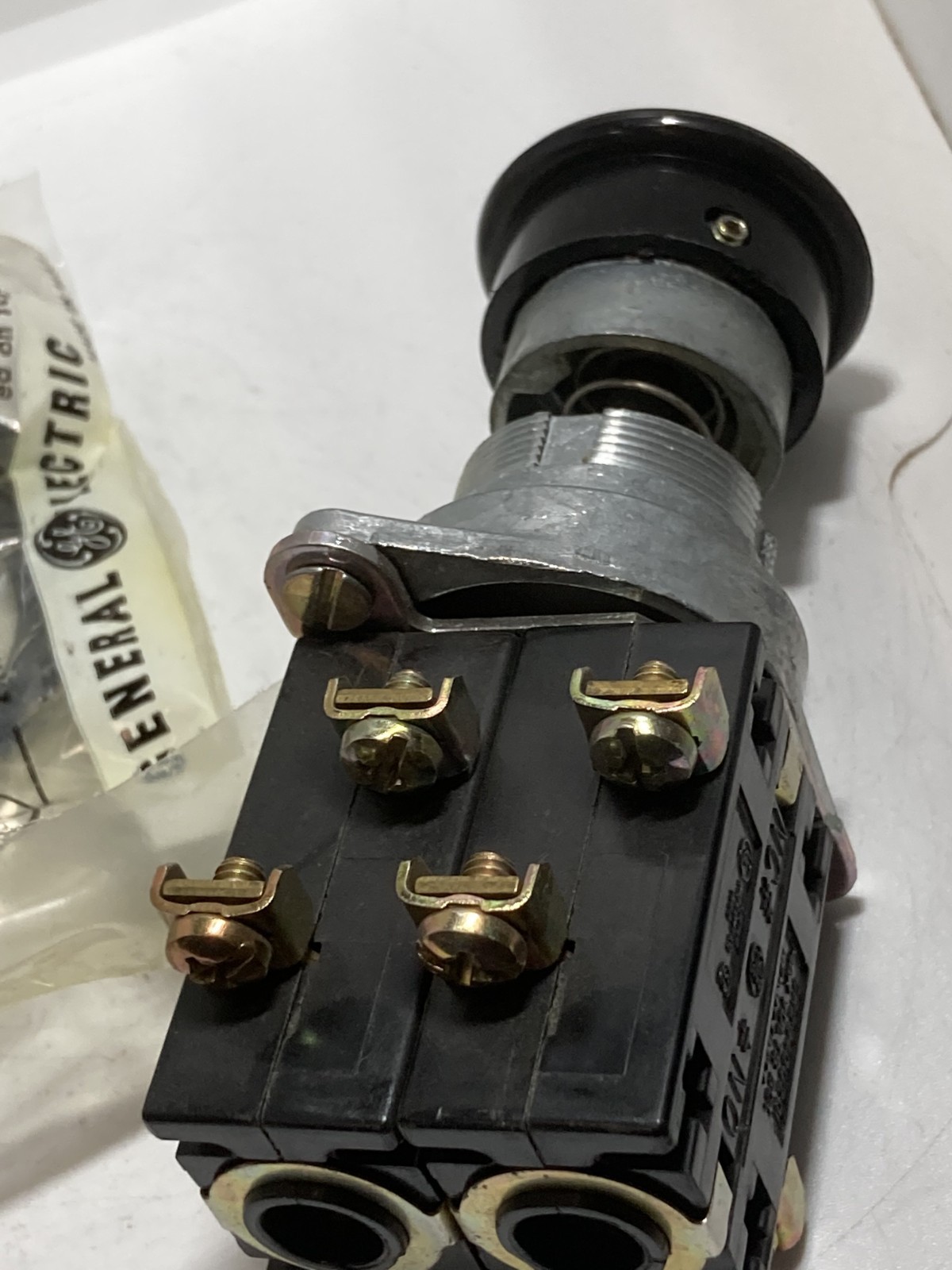 GE CR2940UK203B PUSHBUTTON BLACK 2NO/2NC 600VAC NIB