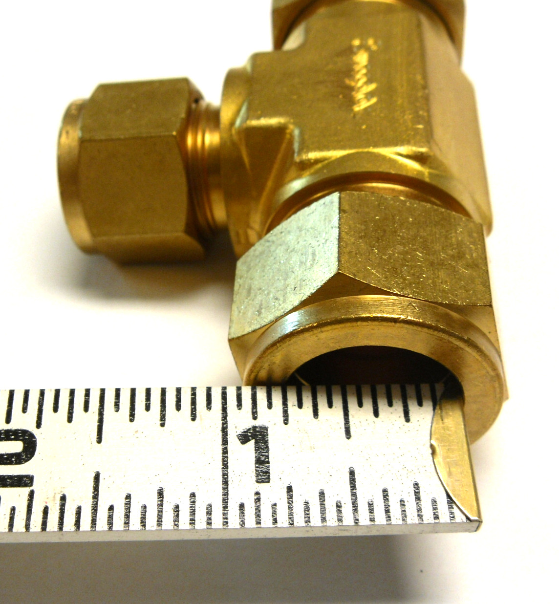 NEW LOT OF 2 SWAGELOK TEE UNION TWO DIFFERENT SIZES 1=5/8″ 1=3/4″ 1/2″ BRASS