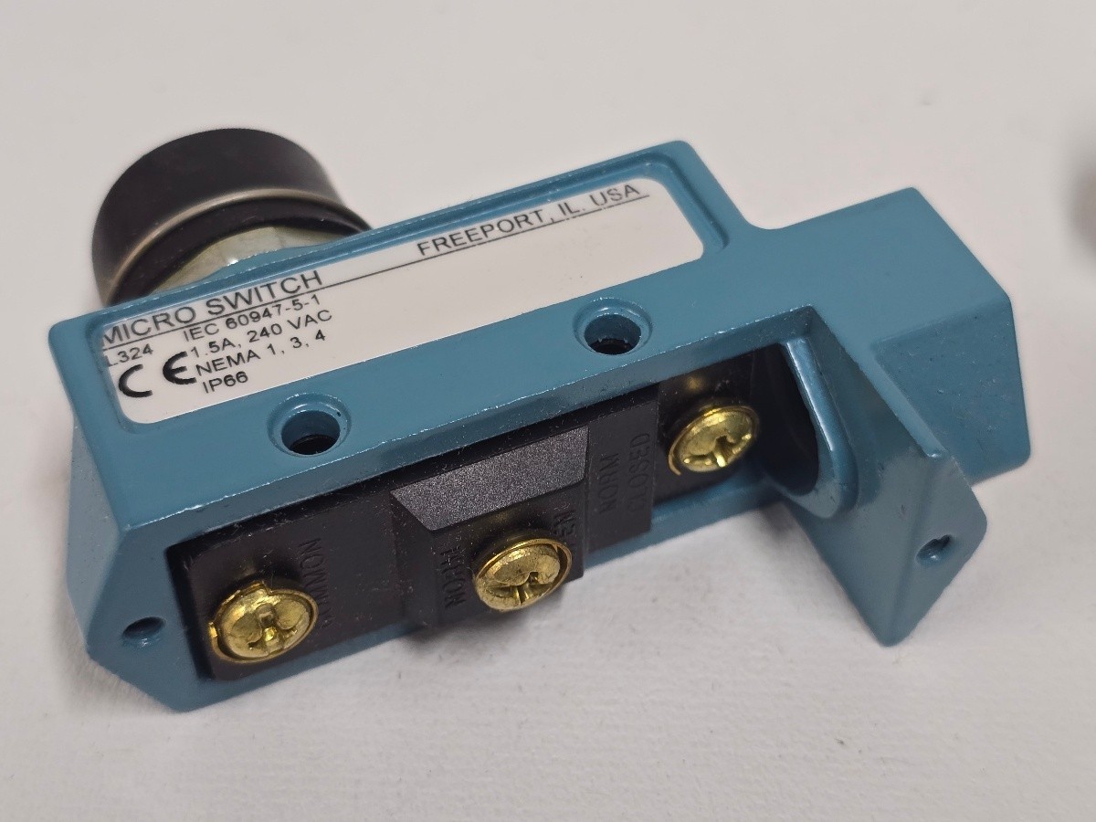Honeywell MICRO SWITCH BZE6-2RN Enclosed Limit Switch Plunger IP66