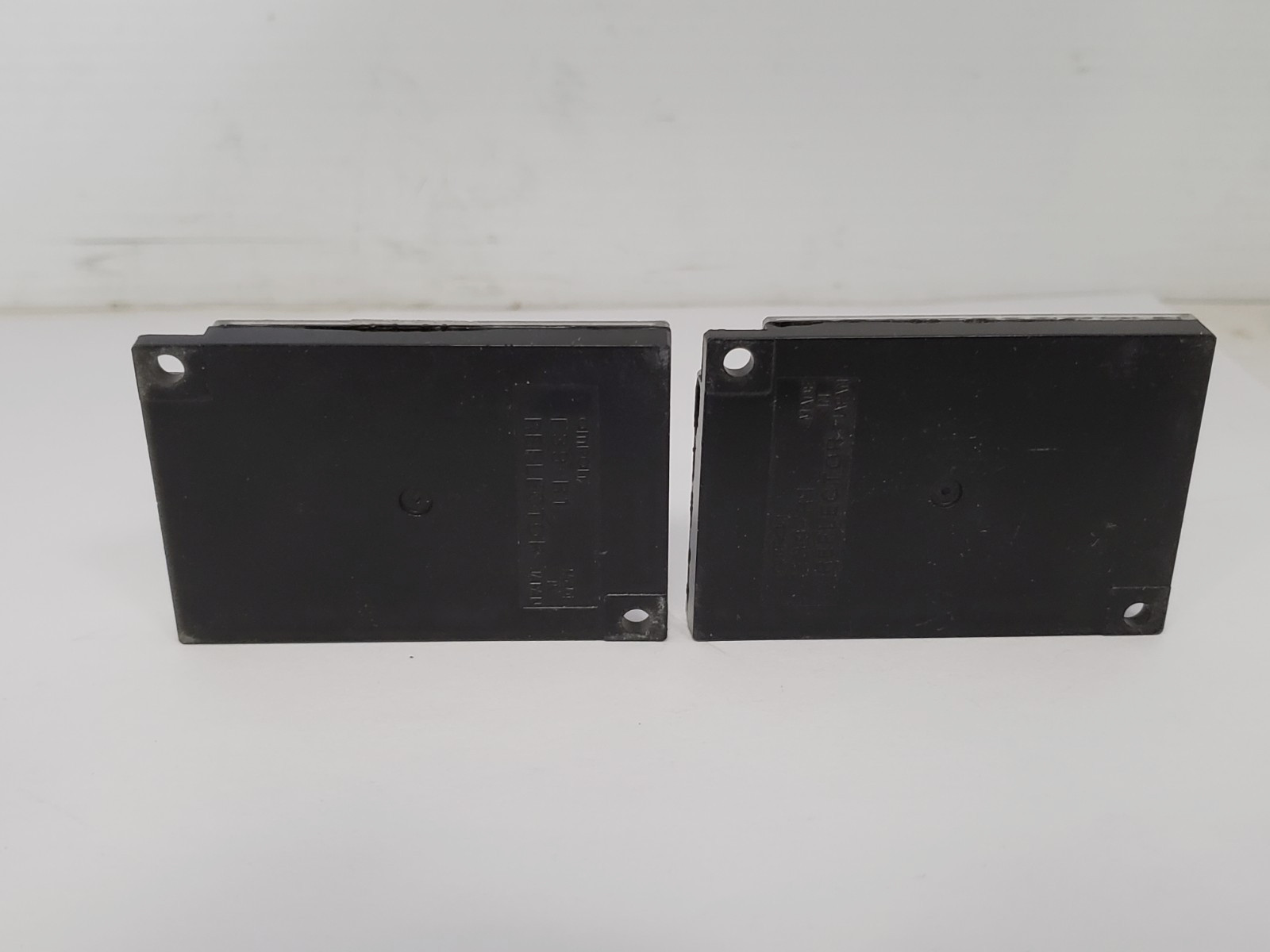 OMRON E39-R1 REFLECTOR ACRYLIC REFLECTIVE SURFACE BLACK (LOT OF 2)