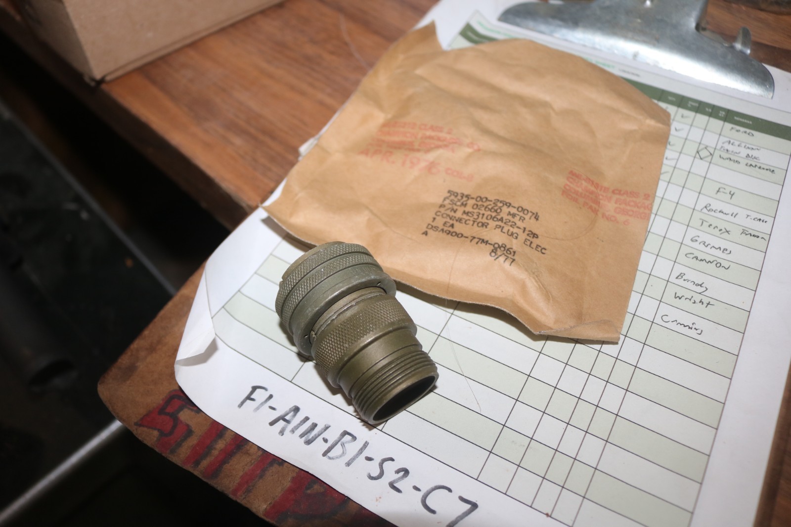 NOS Amphenol electrical connector PN MS3106A22-12P 5935-00-259-0074