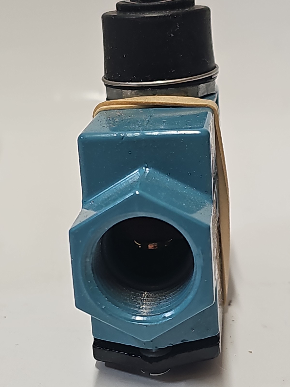 Honeywell MICRO SWITCH BZE6-2RN Limit Switch Roller Lever SPDT NEW Authentic