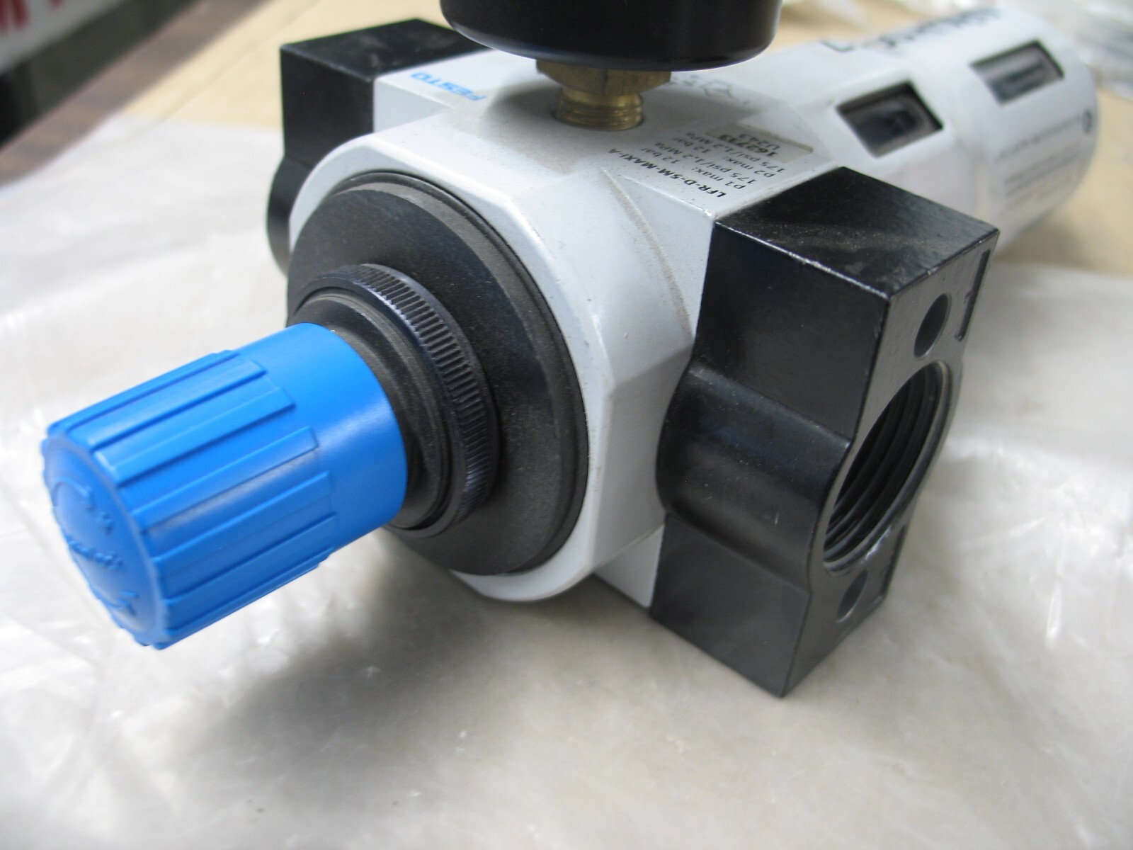 NEW FESTO LFR-D-5M-MAXI-A (546468) 5uM FILTER REG 1180 CUFT/MIN 1″ PORT P9904