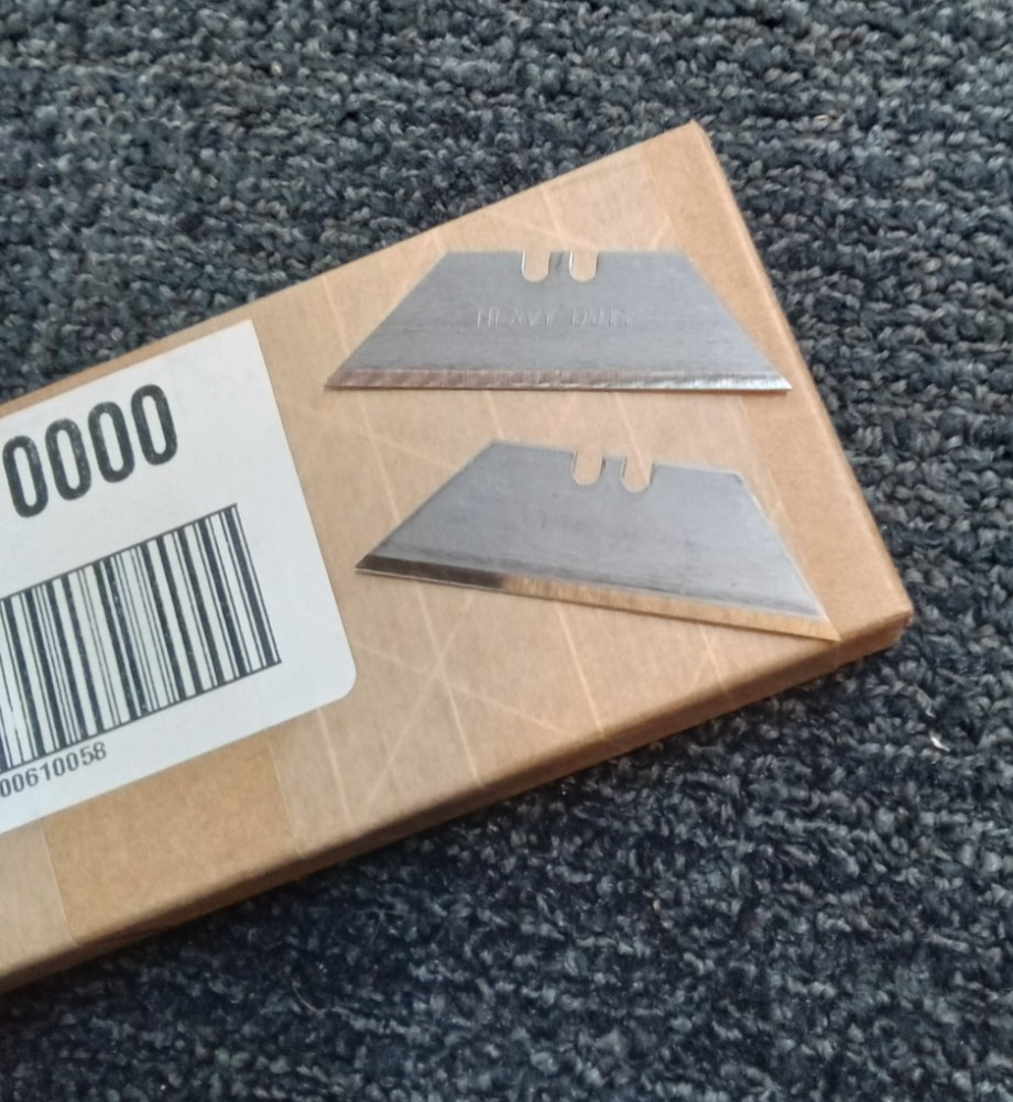 Lot of 400 Personna Heavy Duty Utility Blades 3/4″ W Double Notch 61-0005-0000