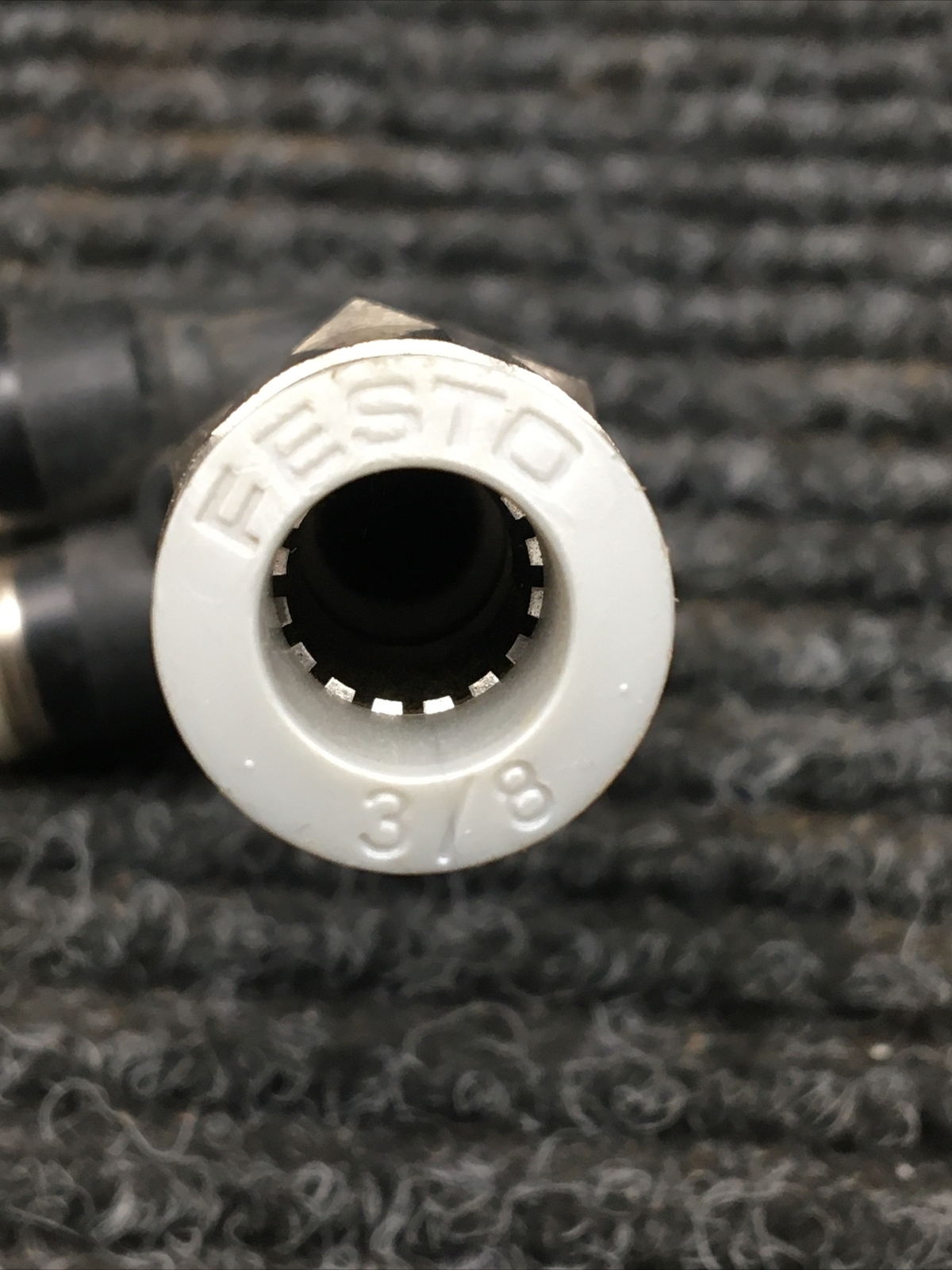 Lots of 2 Festo 1/4″ Dual to 3/8″ Elbow Fitting QBL-1/4-3/8-U