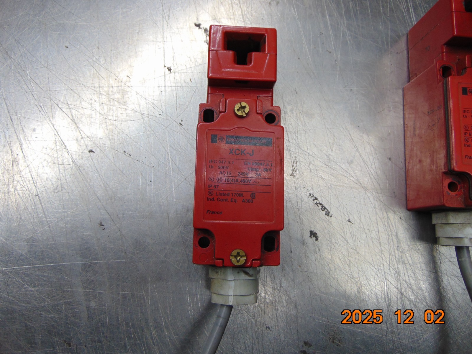 (1) TELEMECANIQUE XCK-J59 INTERLOCK SAFETY SWITCH see description