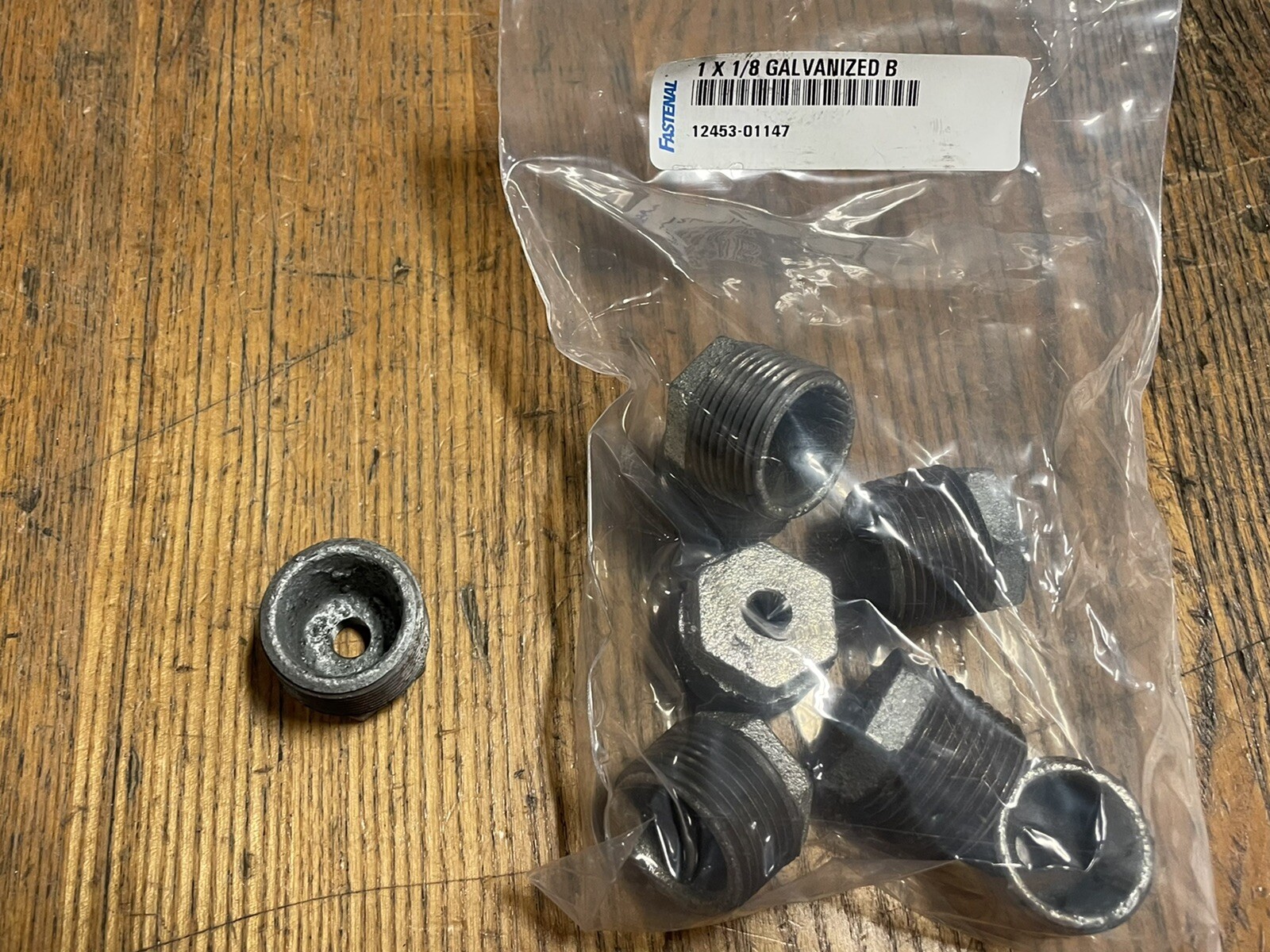 Fastenal 66668 1″ M-NPT x 1/4″ F-NPT 125lb Galvanized Malleable Iron Hex Bushing
