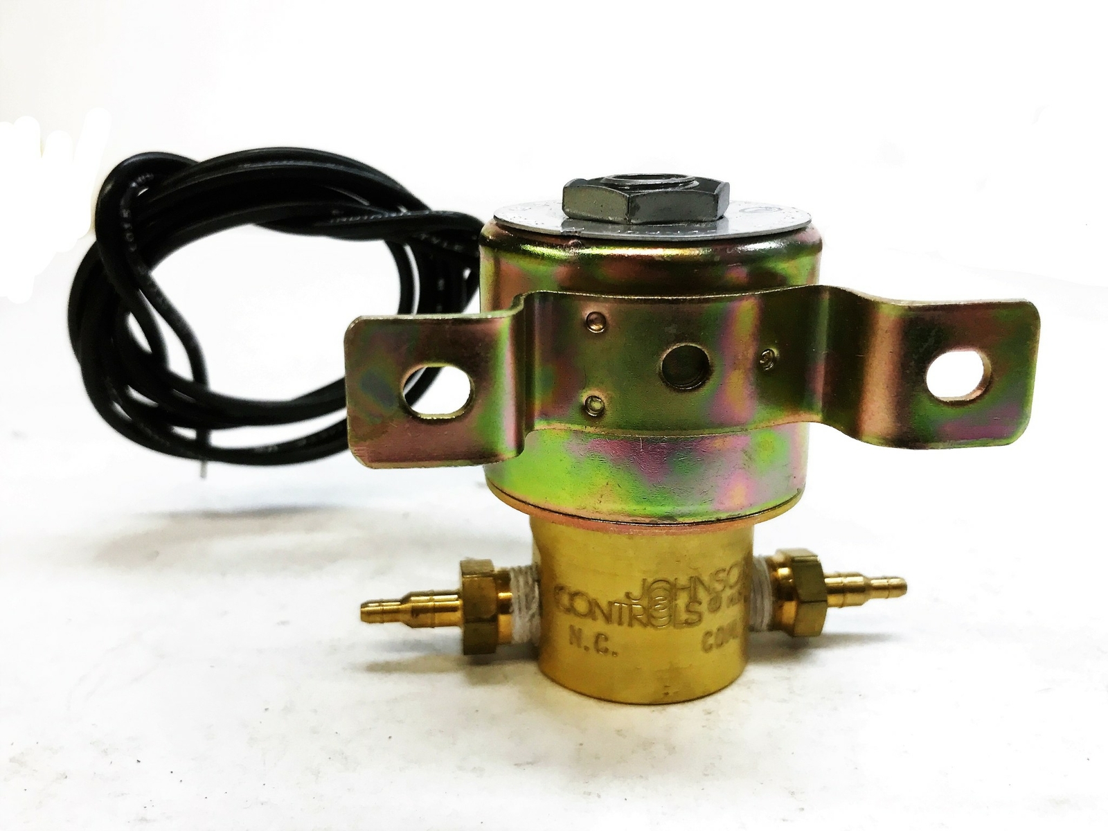 Johnson Controls 110/120 Volt 3-Way Solenoid Air Valve V-2410-2 NOS