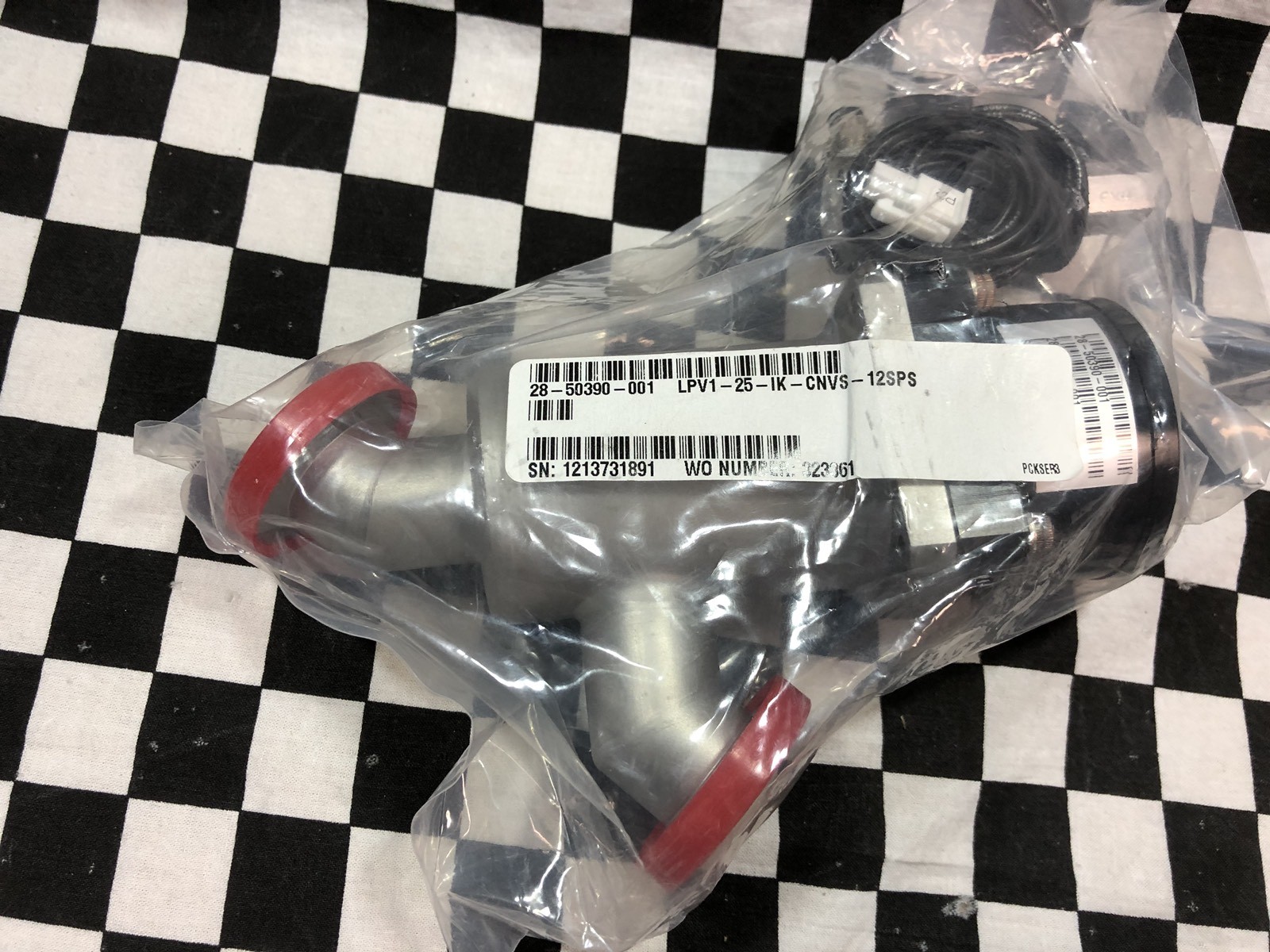 MKS ANGLE INLINE VALVE KF-25 WITH SOLENOID B3113-S31, LPV1-25-IK-CNVS-12SPS