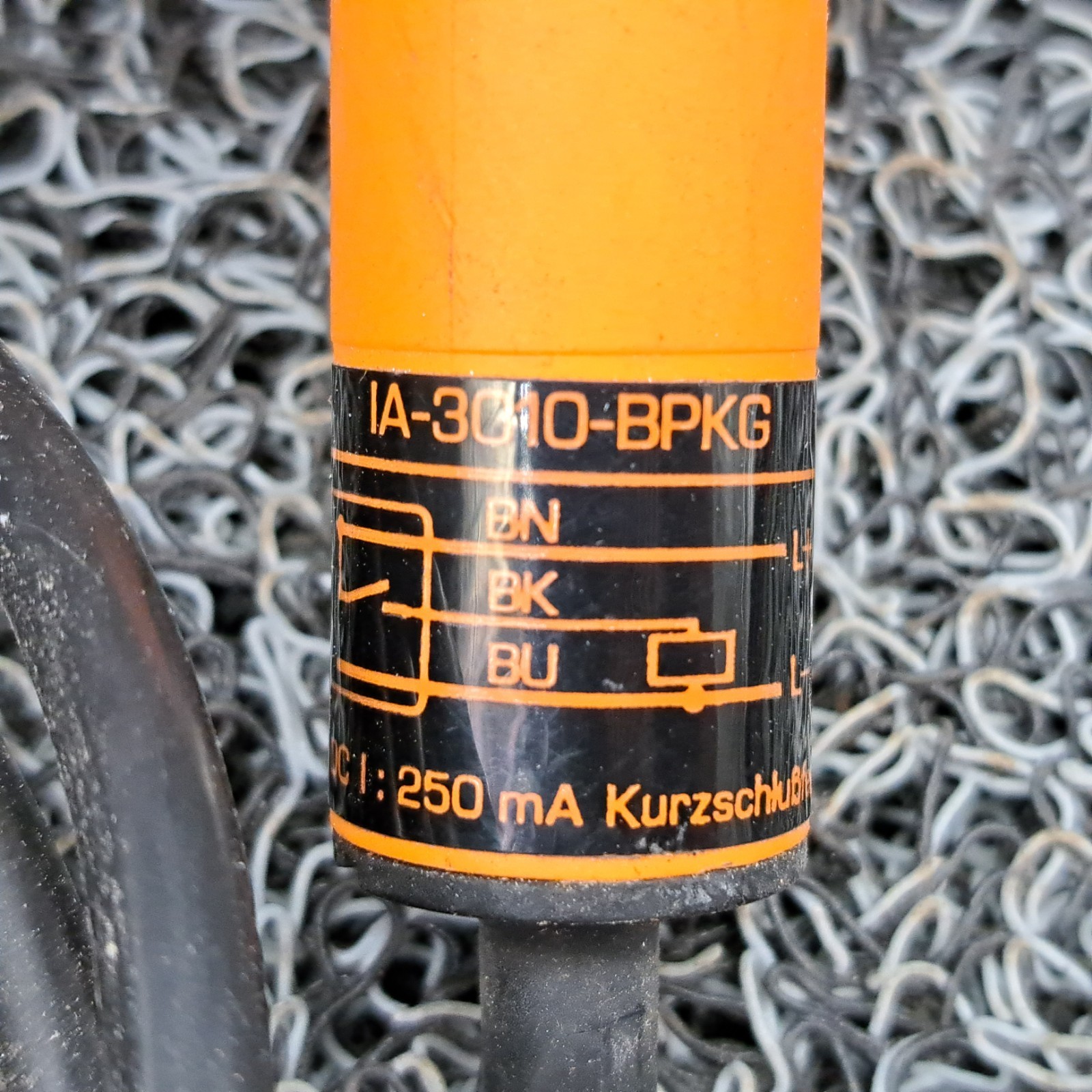 IFM EFECTOR IA-3010-BPKG INDUCTIVE SENSOR 10-36VDC No Mounting Bracket
