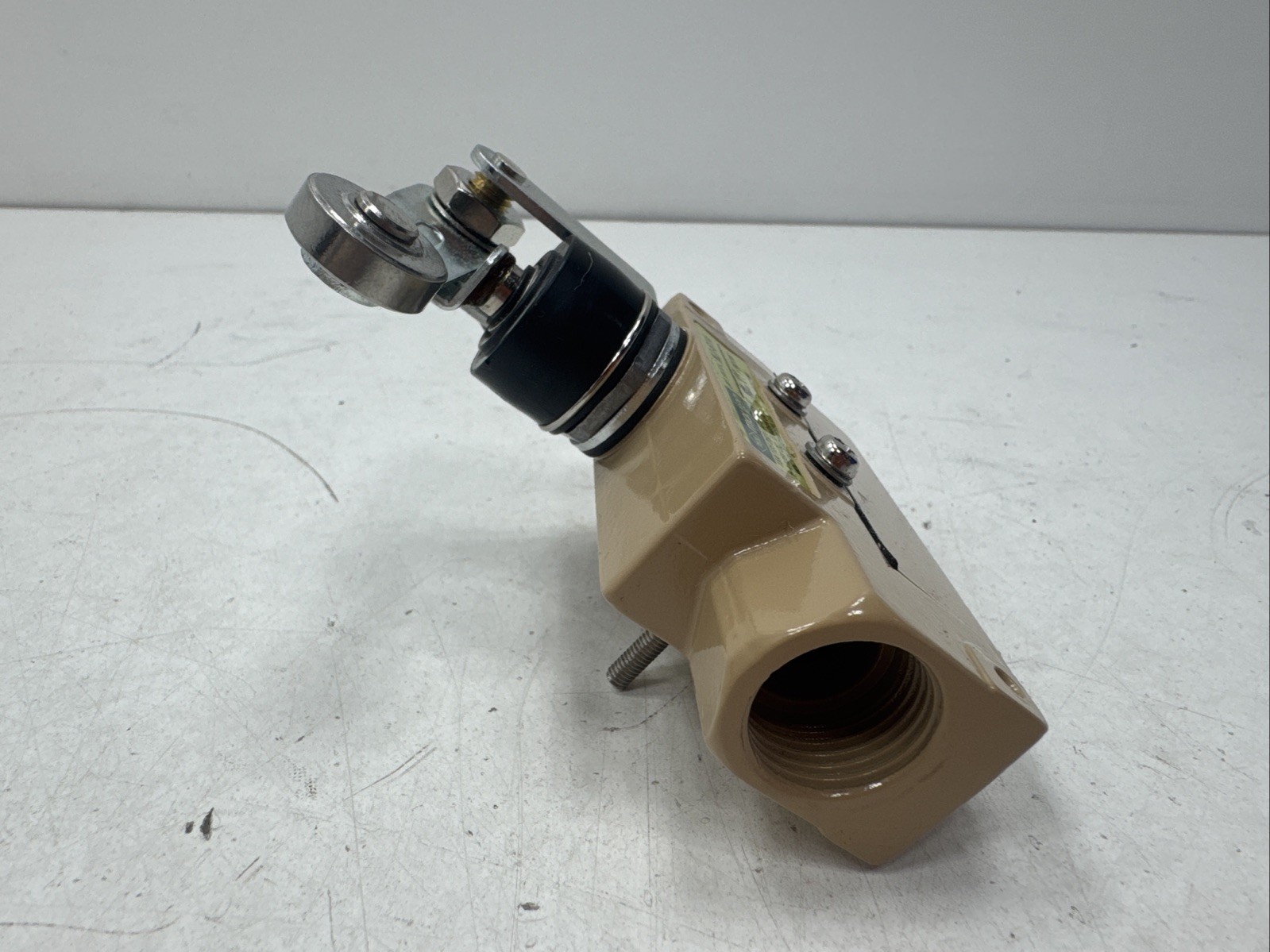 (Qty.2) Moujen MJ1-6114 Precision Oil-Tight Enclosed Limit Switches 15A 250V AC