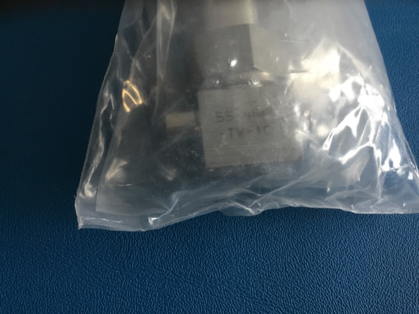 Swagelok Bellow Nupro Valve 1/4″ VCR x FVCR, SS-4BK-TW-1C new in bag