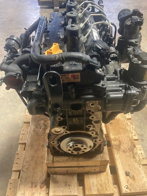 NEW BOBCAT DOOSAN HYUNDAI DM02 D24 DIESEL ENGINES FOR BOBCAT SKID STEERS