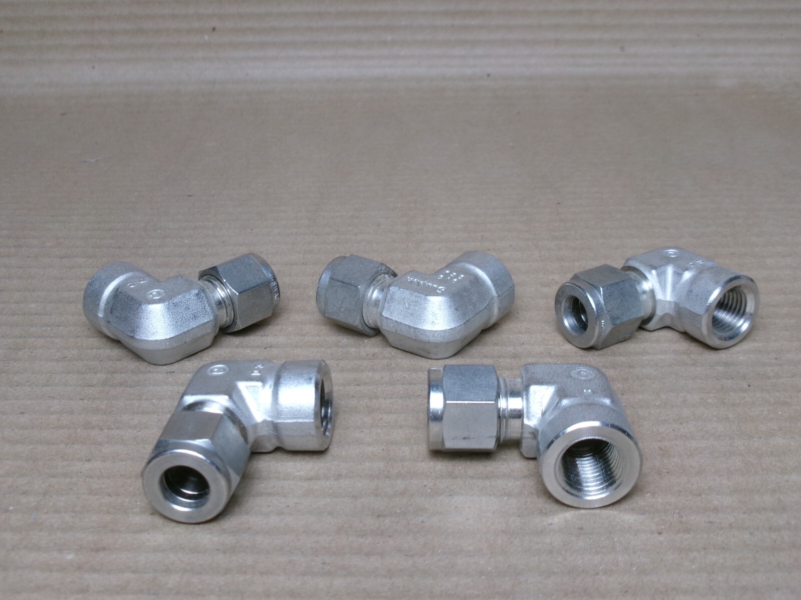 NEW LOT OF 5 PARKER/SWAGELOK 1/2″ FEMALE NPT 90° STAINLESS ELBOW TO 3/8″ TUBE OD