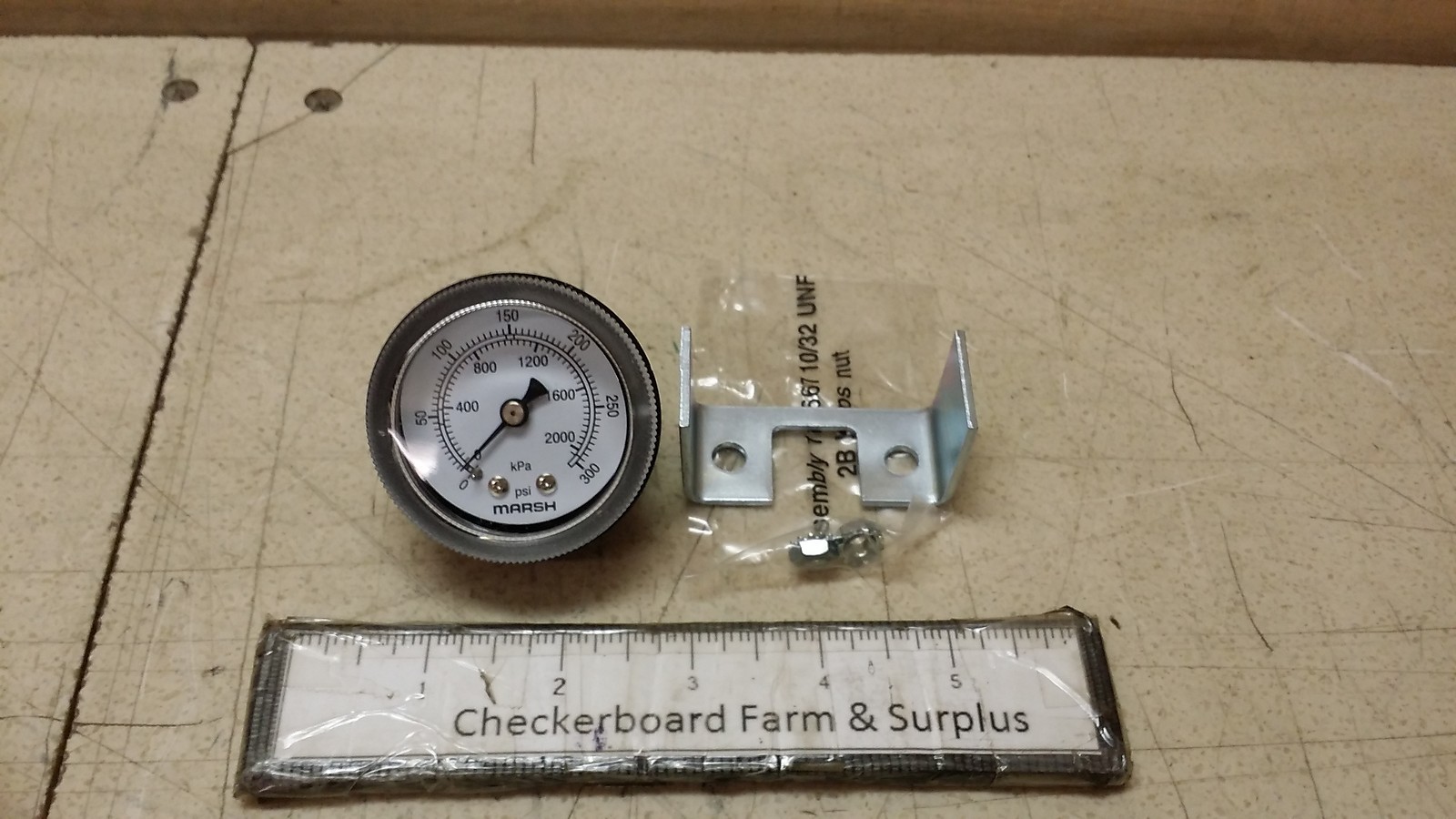 NOS Marsh-Bellofram Pressure Gage Gauge J2658 30154-L 1/4″ 0-300 PSI 0-2100 KPA