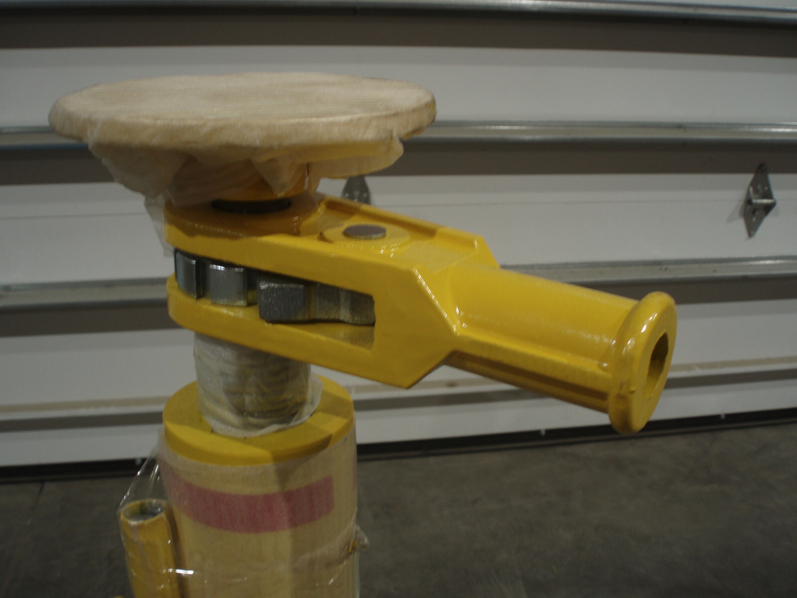 ULINE H-2117 RATCHET TRAILER JACK, 100,000 LB CAPACITY