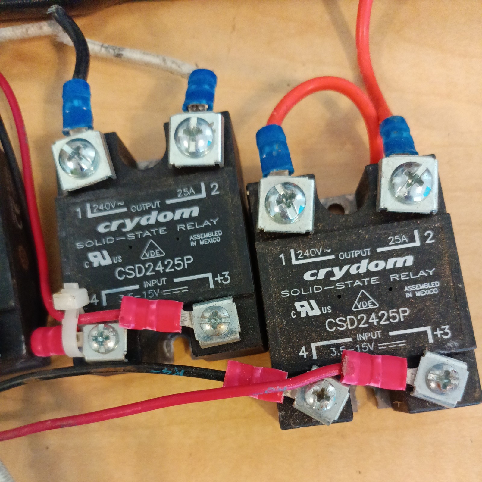 UNUSED CRYDOM D2425 SOLID STATE RELAY 240VAC/OUT 25A