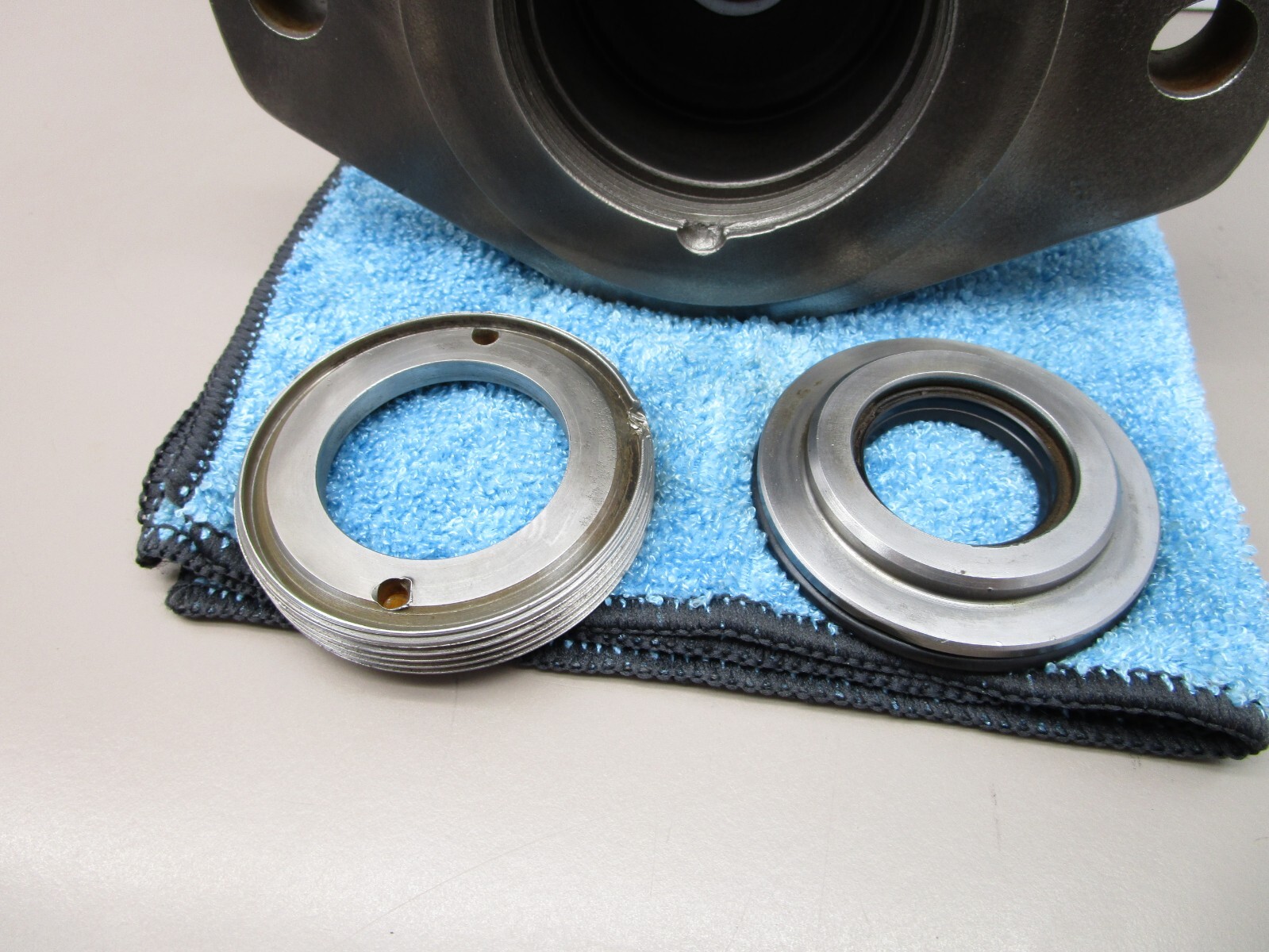 LYNCH Hydraulic Pump Tapered Bearing Front Cover Housing 2-Bolt Flange UA-1686-3