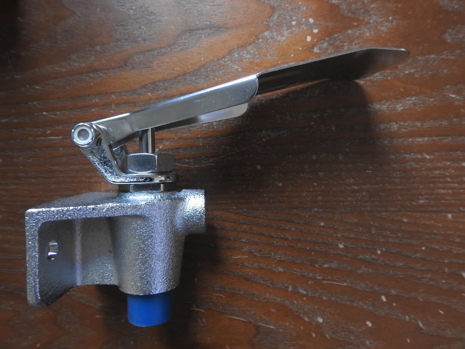 Sani Lav 112L Knee Pedal Valve 40D763 1/2 Inch Npt New In Box Free Shipping
