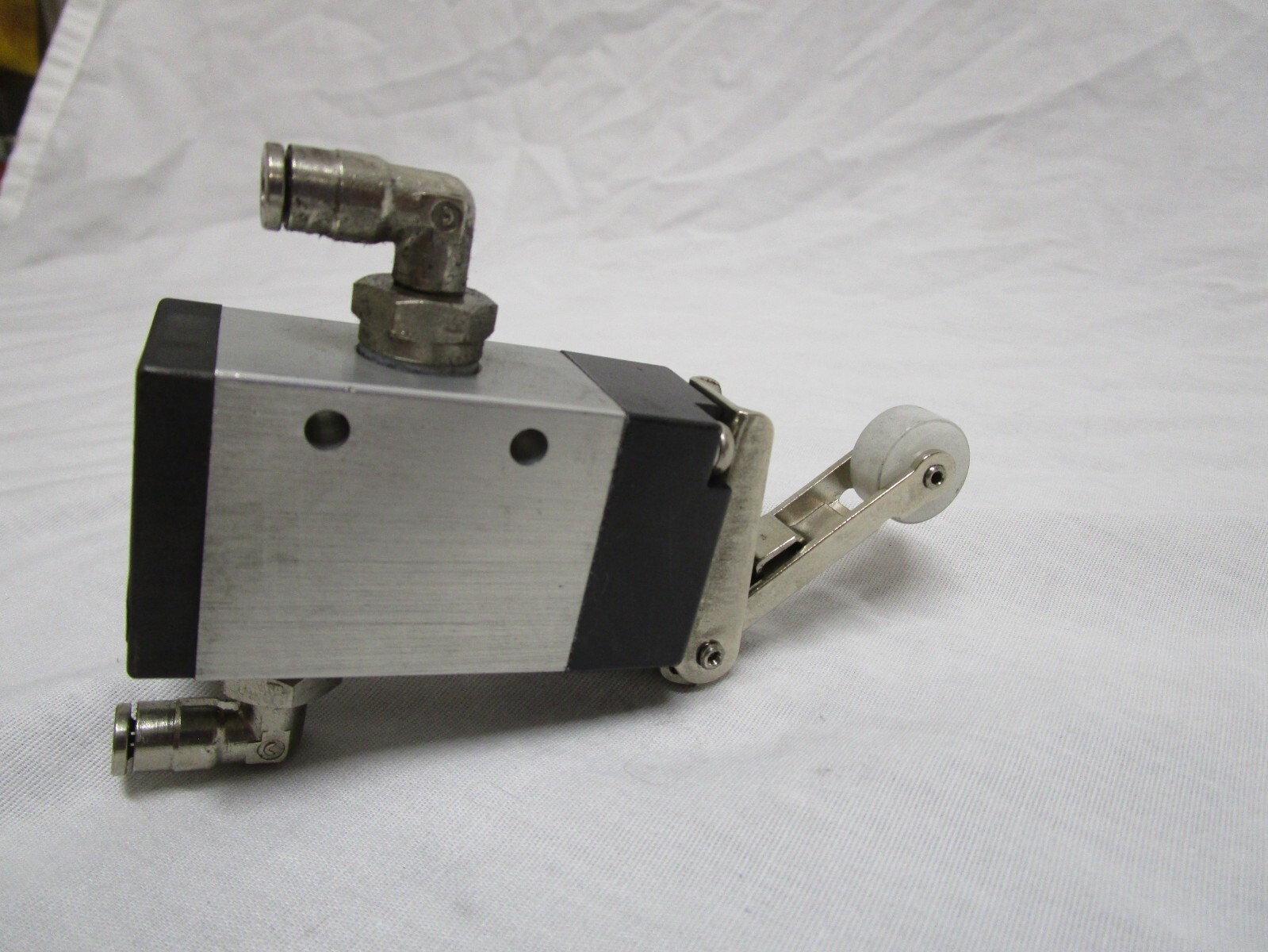 NEW INGERSOLL RAND ARO M252RS 1/4″ INLET 3-WAY 2-POSITION ROLLER LEVER ACTUATOR