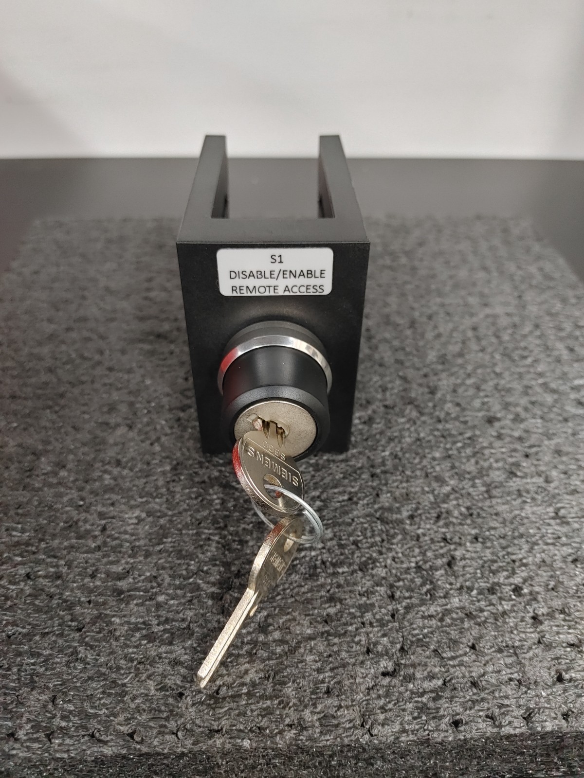 SIEMENS Key On Off Switch with 3SU1400-1AA10-1CA0 Contact Module