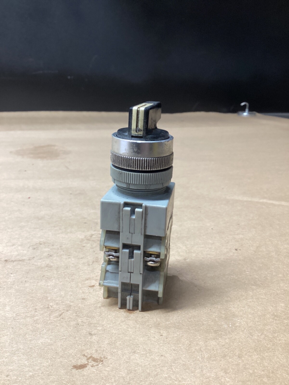 IDEC IZUMI SELECTOR SWITCH 41-10570 300V 3A W/ 2 POS CONTACT #110M13