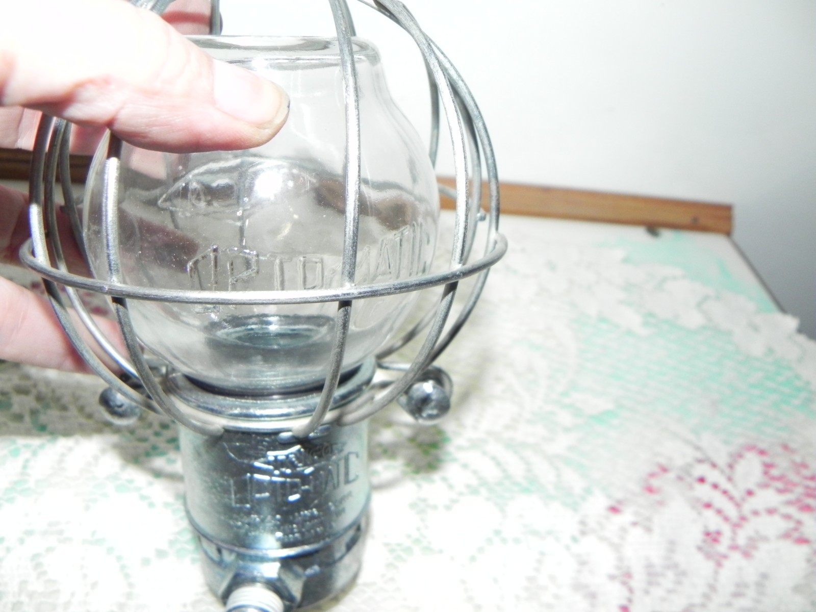 Trico Opto-Matic #5 Constant level oiler 1/4″ NPT, 8oz Globe w/ cage 30006