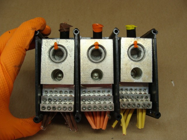 FERRAZ SHAWMUT POWER DISTRIBUTION BLOCK 67493 3P 600V