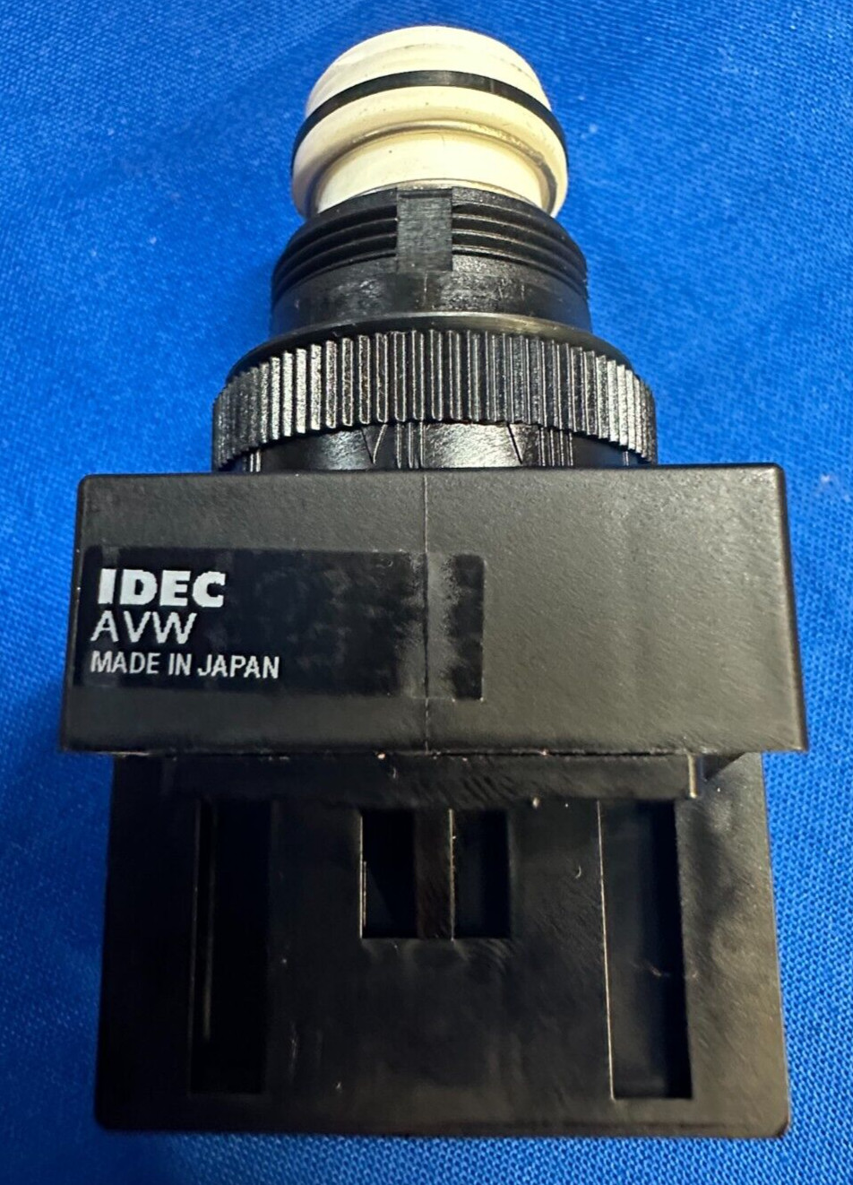 IDEC HEAVY PILOT DUTY EMERGENCY STOP BUTTON AVW401-R 120V AC 8 HZ 19