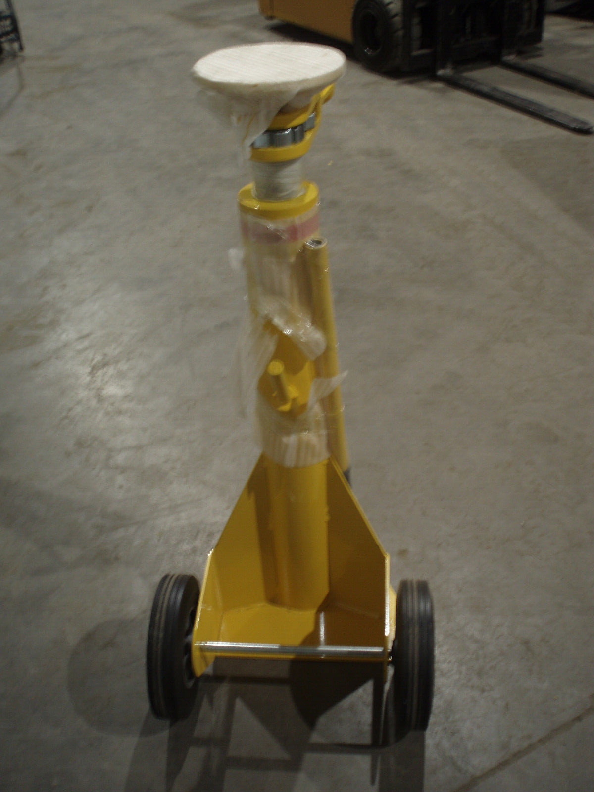 ULINE H-2117 RATCHET TRAILER JACK, 100,000 LB CAPACITY