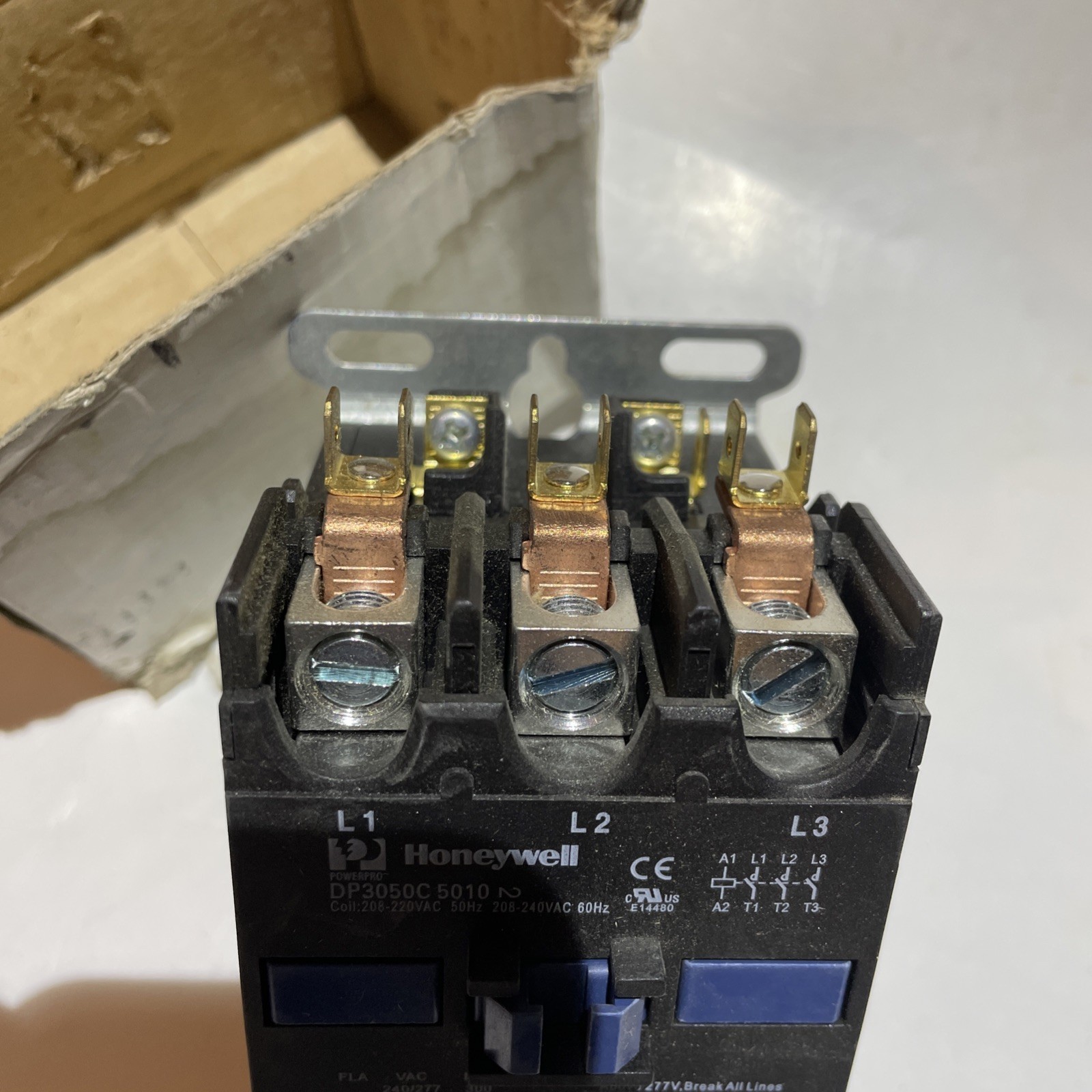 Honeywell DP3050C5010 208 or 240 Vac 3 Pole Deluxe Definite Purpose Contactor