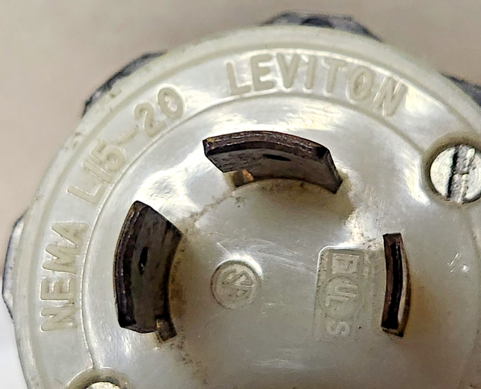 LEVITON NEMA L15-20 MALE 20A-250V 30 LOCKING ELECTRICAL CONNECTOR PLUG