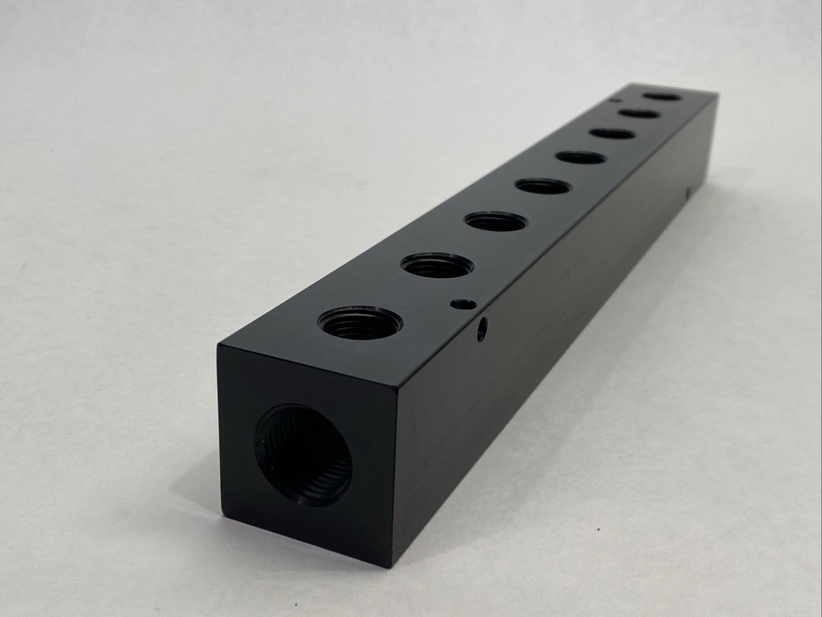 Alumi-Tec AM-10-8 Distribution Manifold 8-Ports 3/8″ Out 1/2″ In