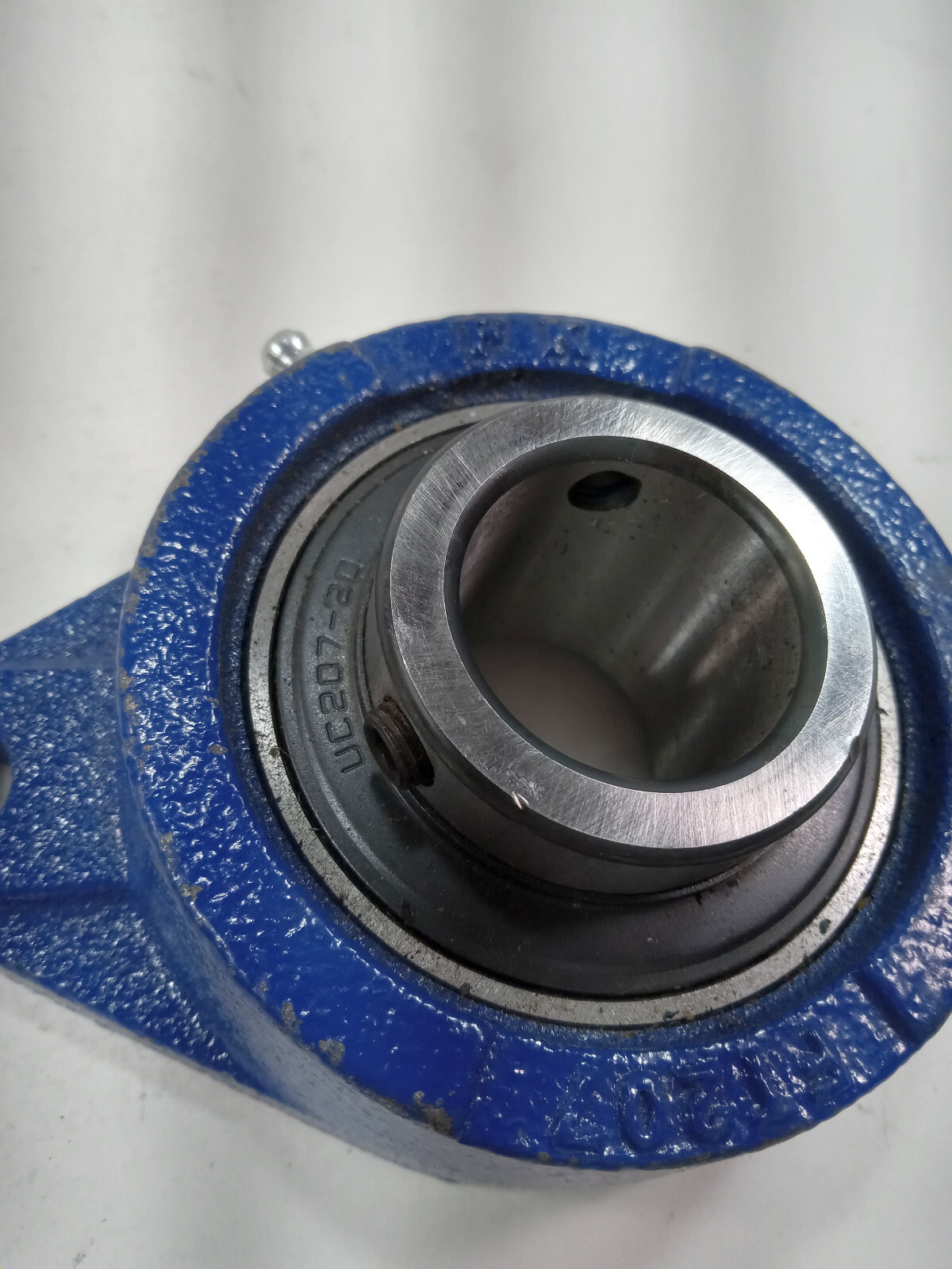 1 NEW FK FT207 2 BOLT FLANGE UNIT W/ UC207-20 BEARING NNB ***MAKE OFFER***